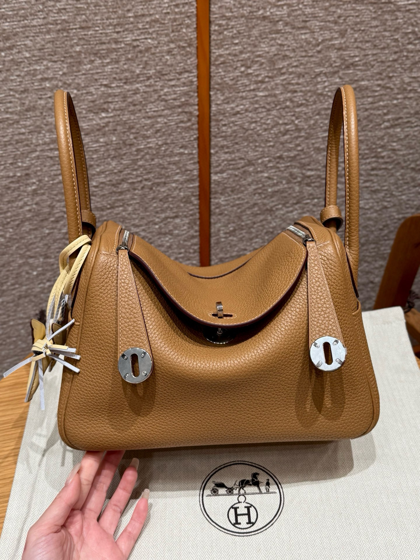 에르메스 Hermes Lindy 26cm Clemence 3G Alezan/silver