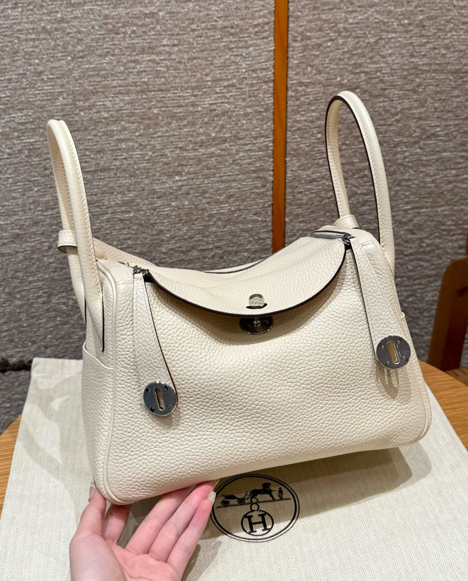에르메스 Hermes Lindy 26cm Clemence i2 Nata/silver