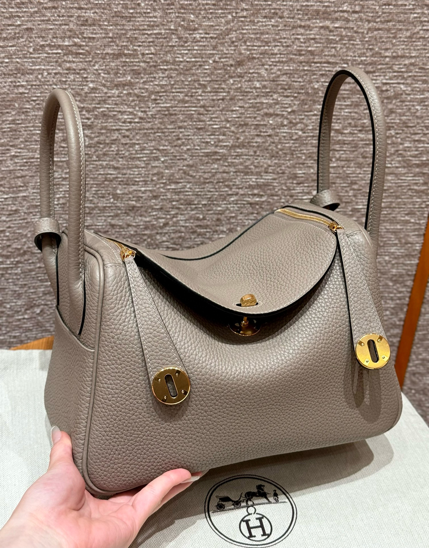 에르메스 Hermes Lindy 26cm Clemence M8 Gris Asphalte/gold