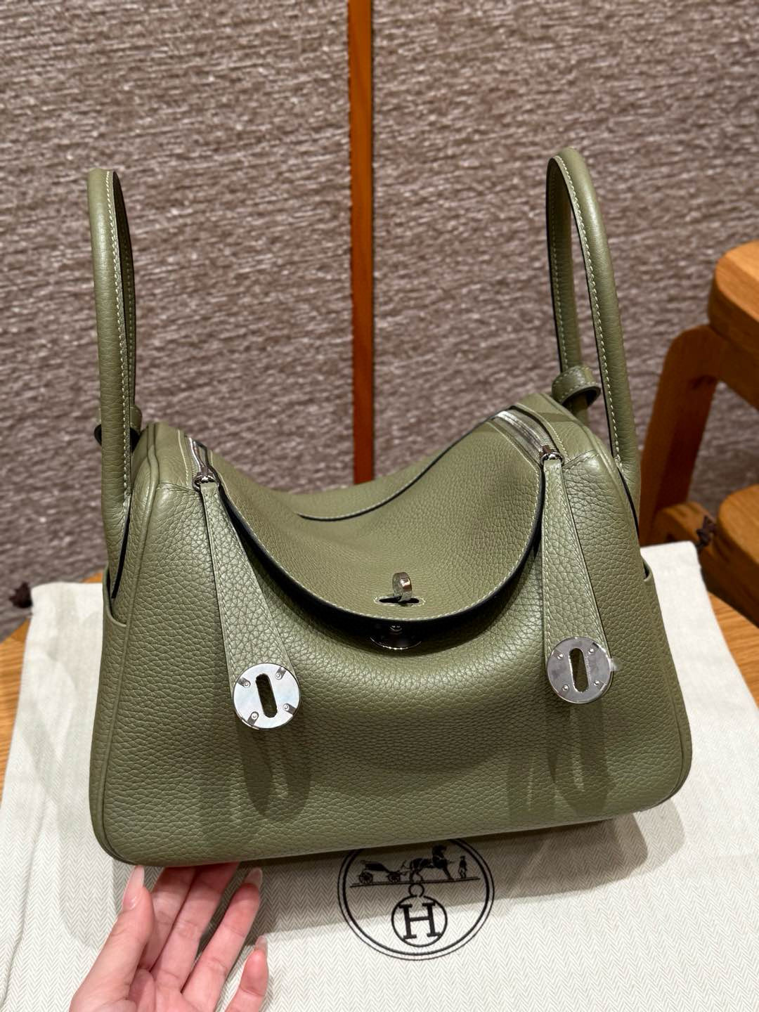에르메스 Hermes Lindy 26cm Clemence Q1 Sauge/silver