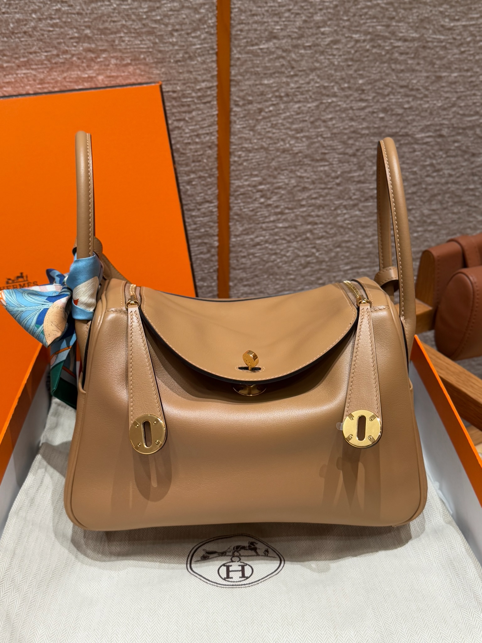 에르메스 Hermes Lindy 26cm Swift 0M Chai/gold