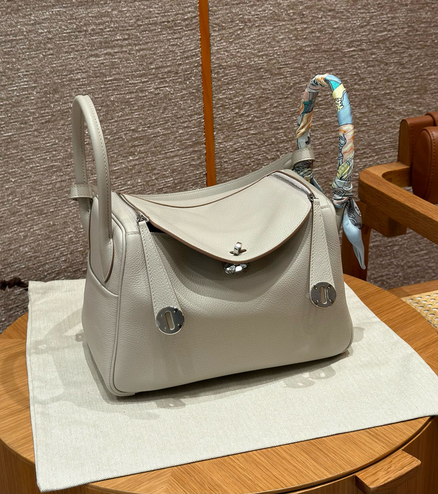 에르메스 Hermes Lindy 30cm Clemence 10 Craie/silver