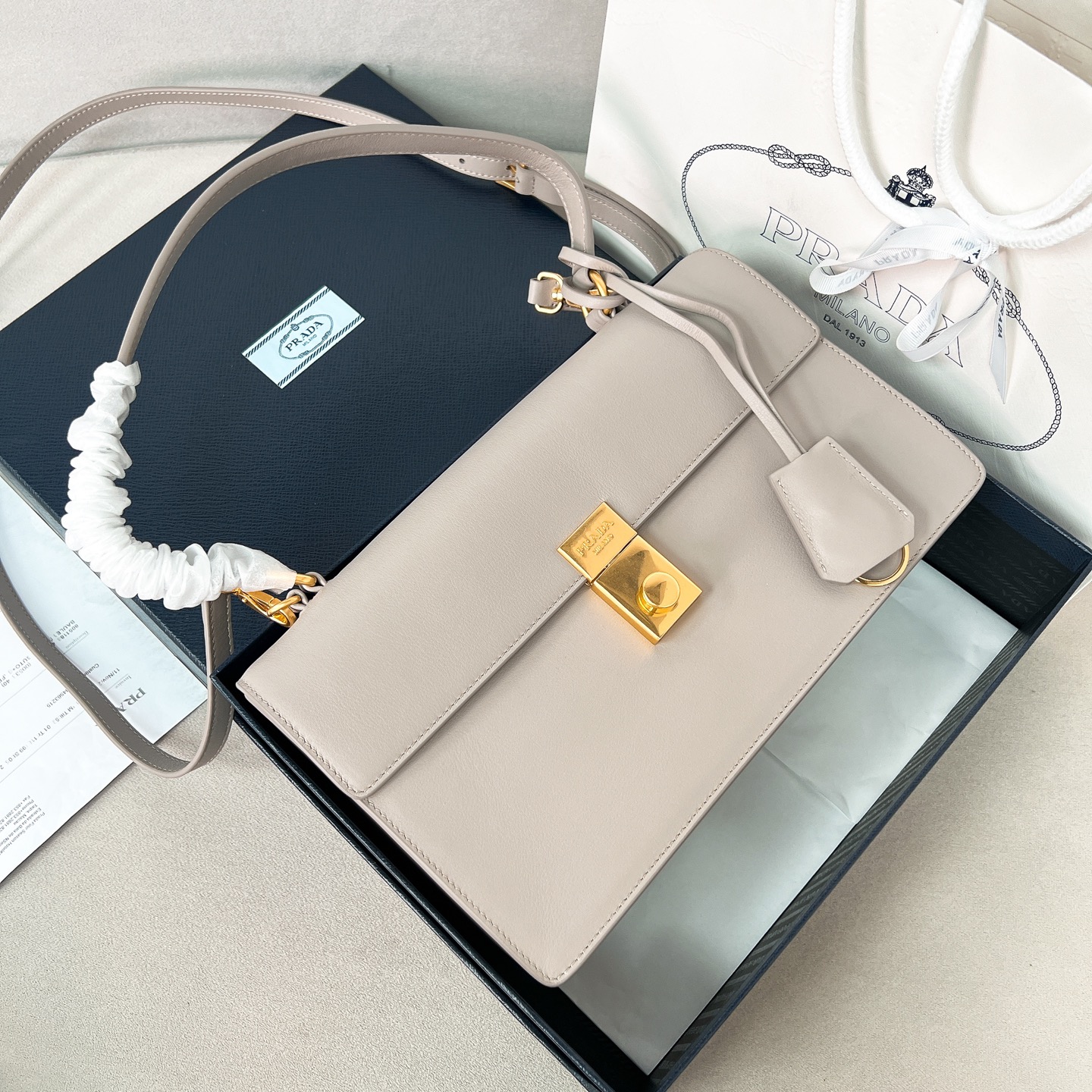 프라다 Prada 1BN023 소프트 사운드 미디엄 가죽 숄더백 28cm