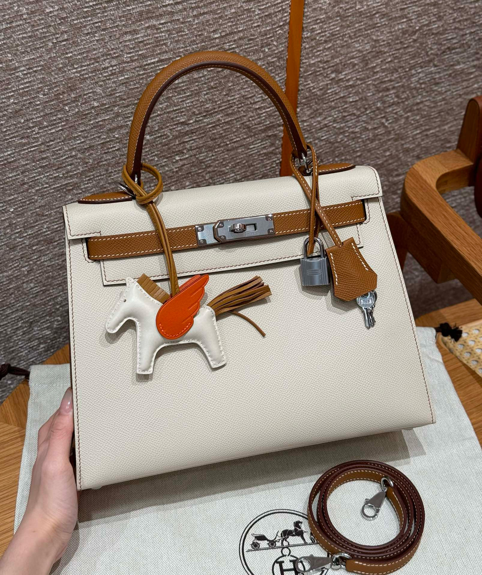 에르메스 Hermes Kelly 28cm Epsom 10 Craie and 37 Gold/silver