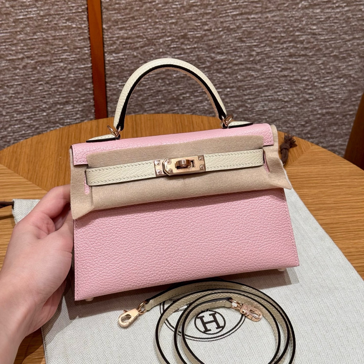 에르메스 Hermes Mini Kelly 19cm Chèvre 3Q Rose Sakura and i2 Nata/Rose gold