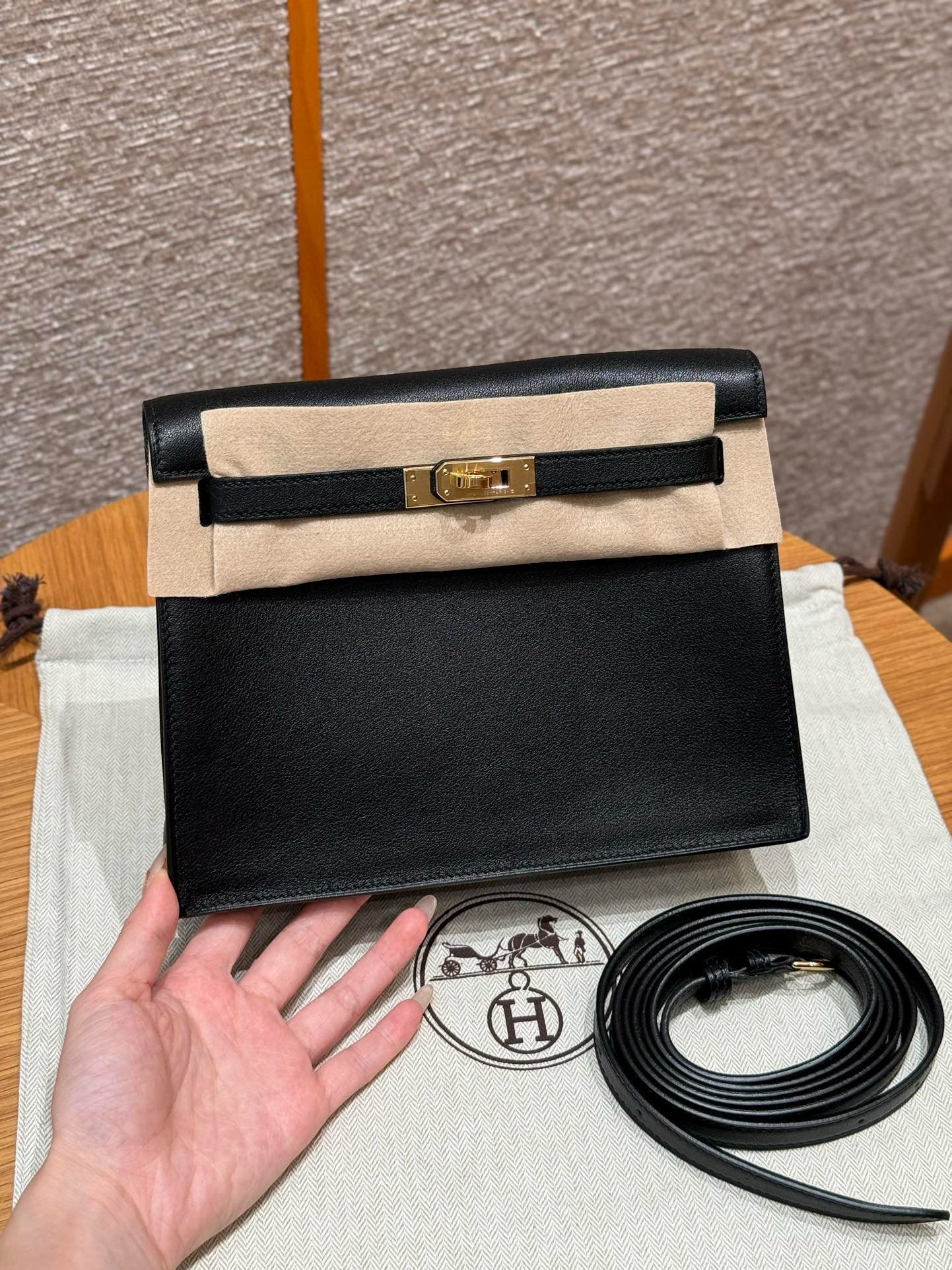 에르메스 Hermes Kelly danse 22cm swift 89 Noir/gold