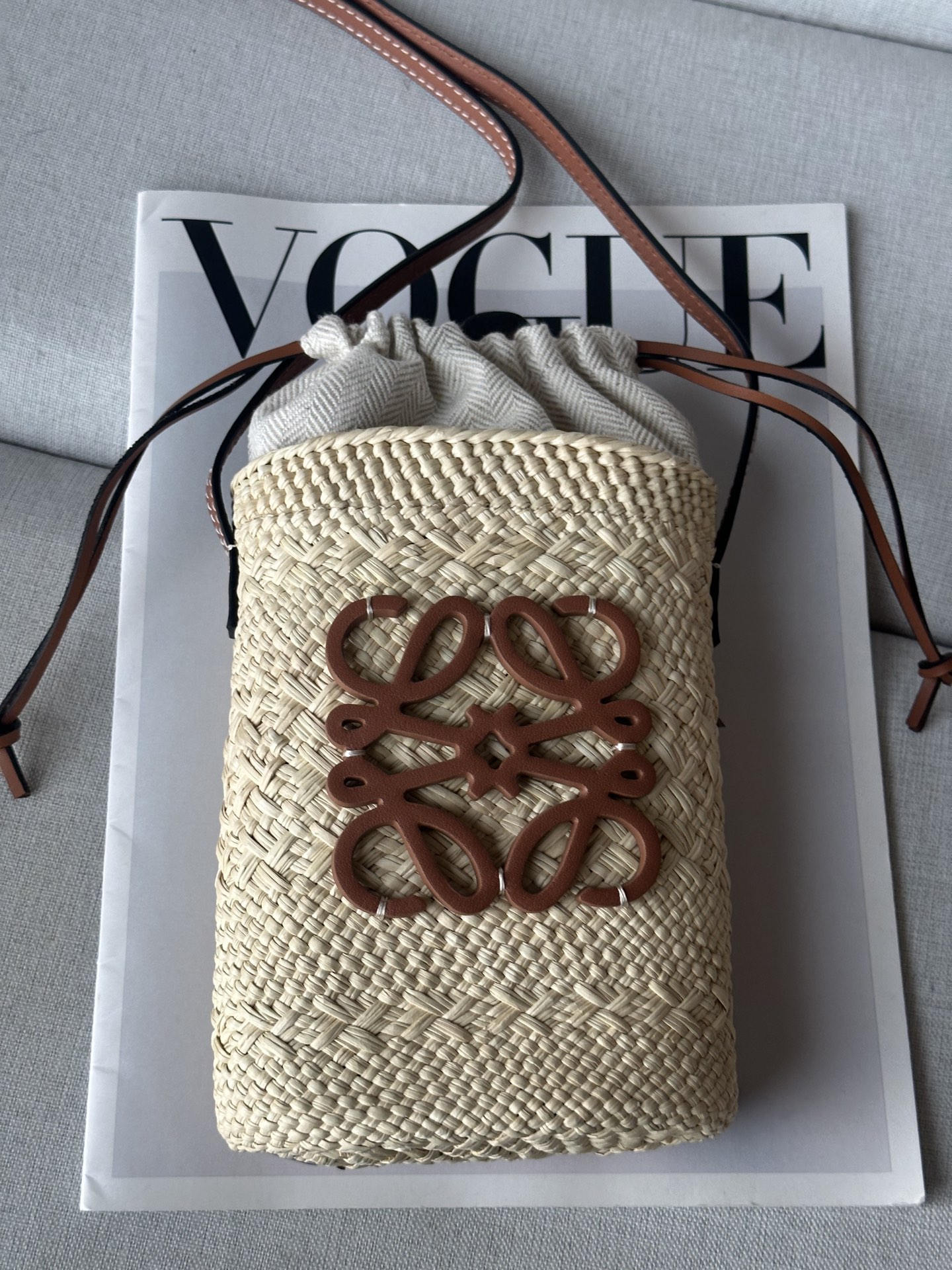 로에베 Loewe C630G35X05 Square Pocket In Iraca Palm and Calfskin Natural Tan