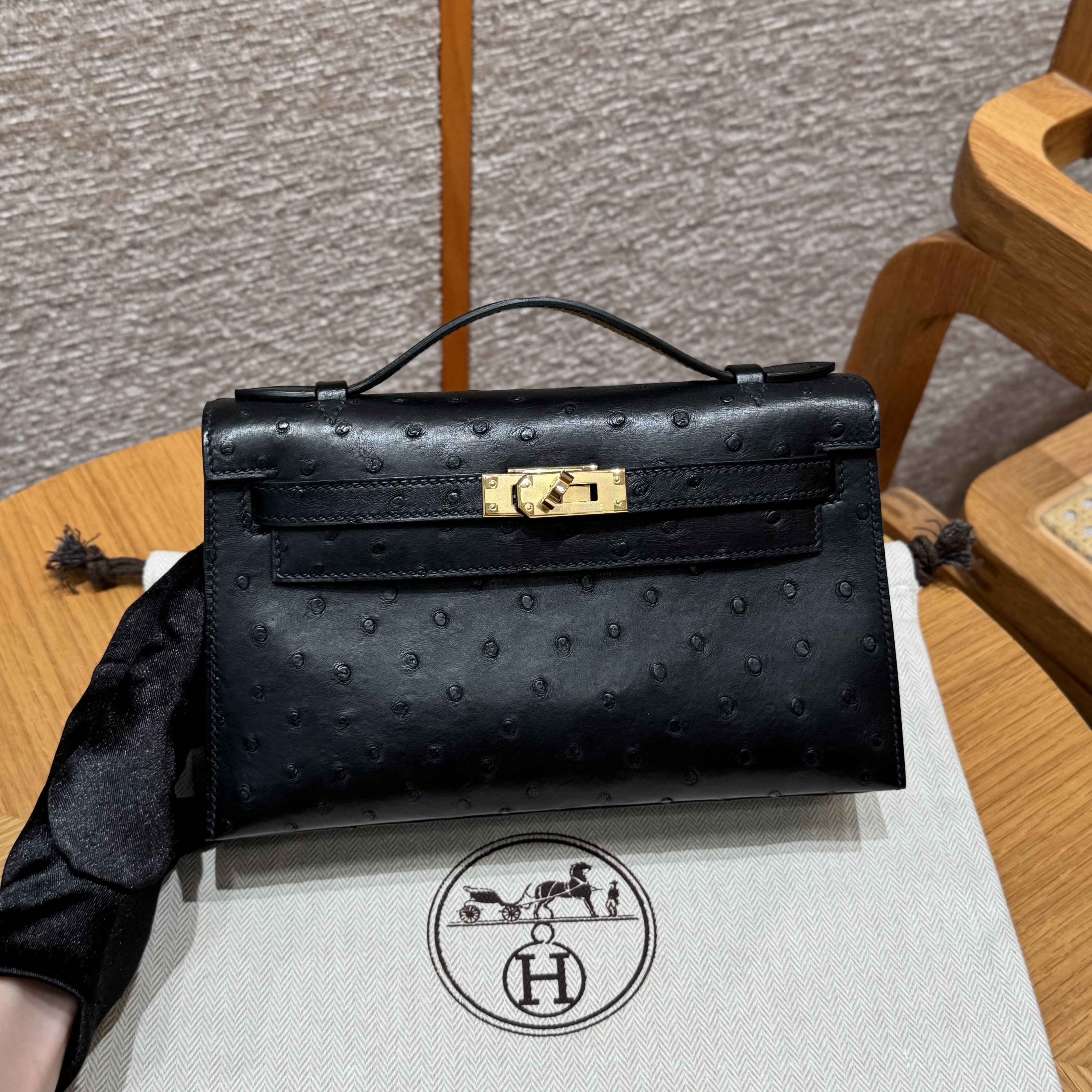 에르메스 Hermes Kelly Pochette 22cm KK ostrich 89 Noir/gold