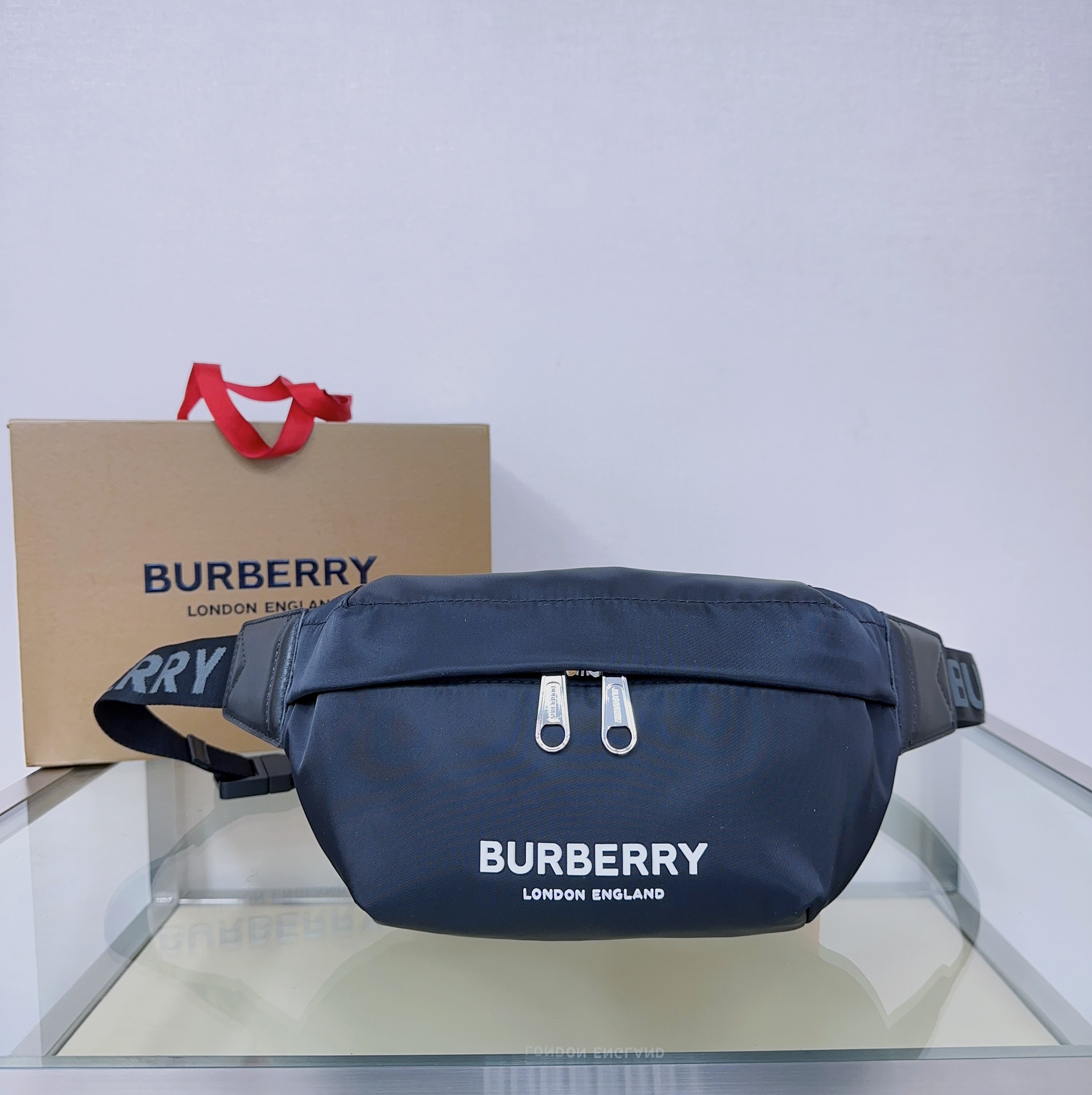 버버리 Burberry  벨트 백 30cm
