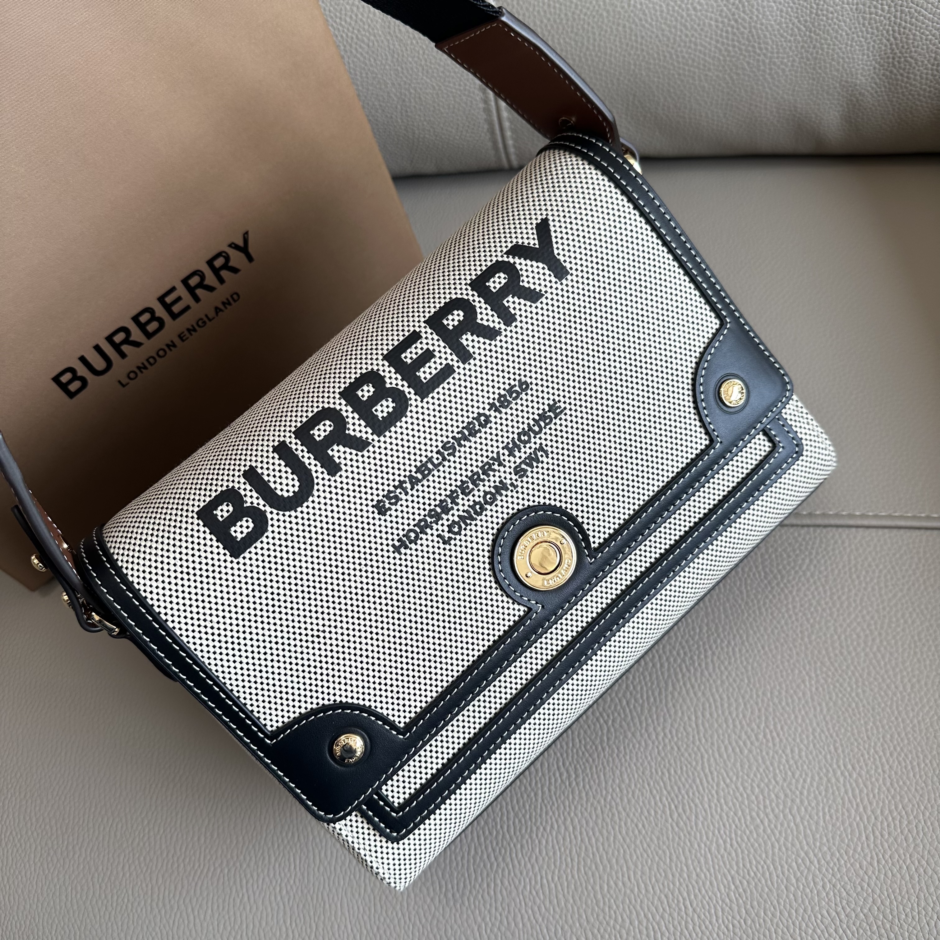 버버리 Burberry  9061 크로스 백  25cm