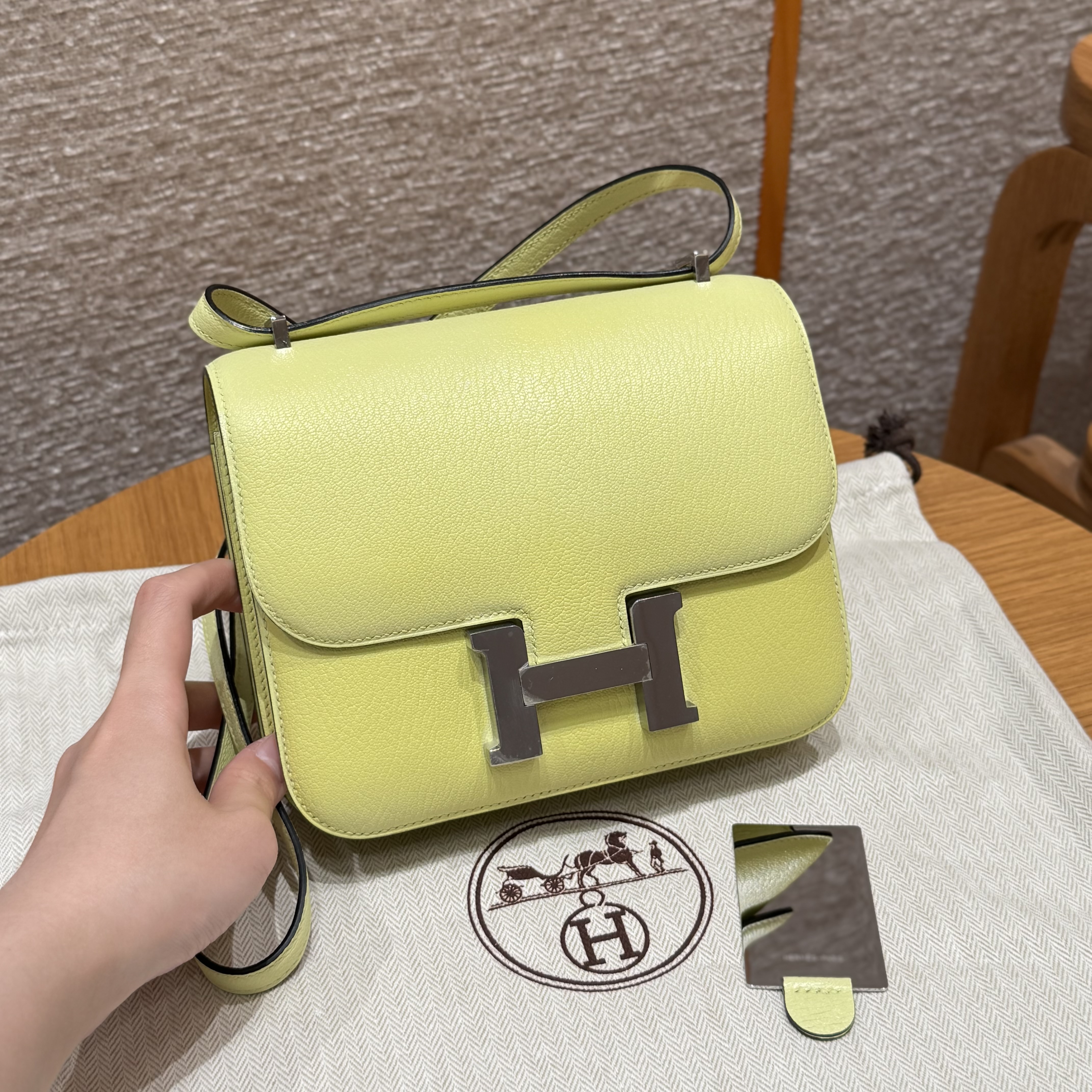 에르메스 Hermes Constance with mirror 19cm chèvre R9 Jaune Bourgeon/silver