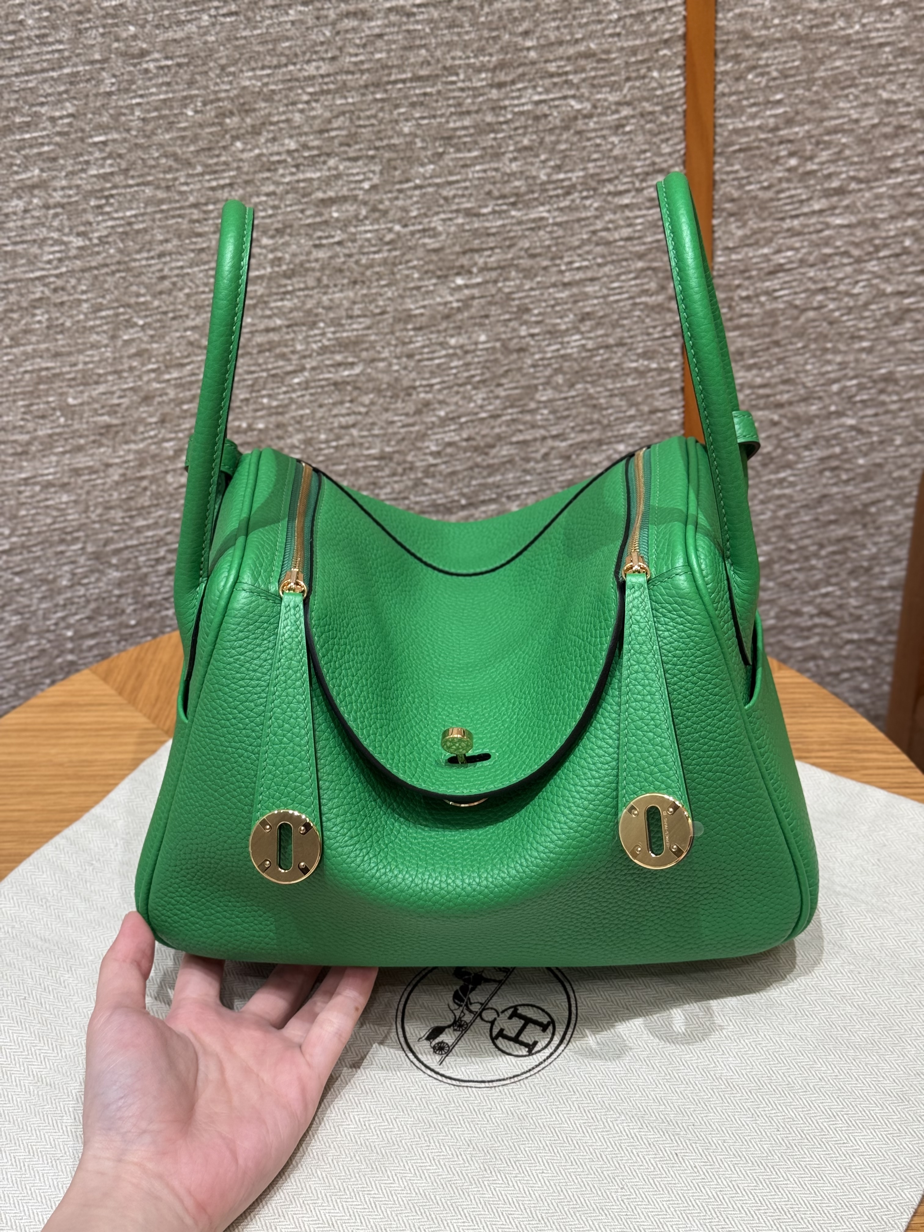 에르메스 Hermes Lindy 26cm Clemence 1K Bambou/gold