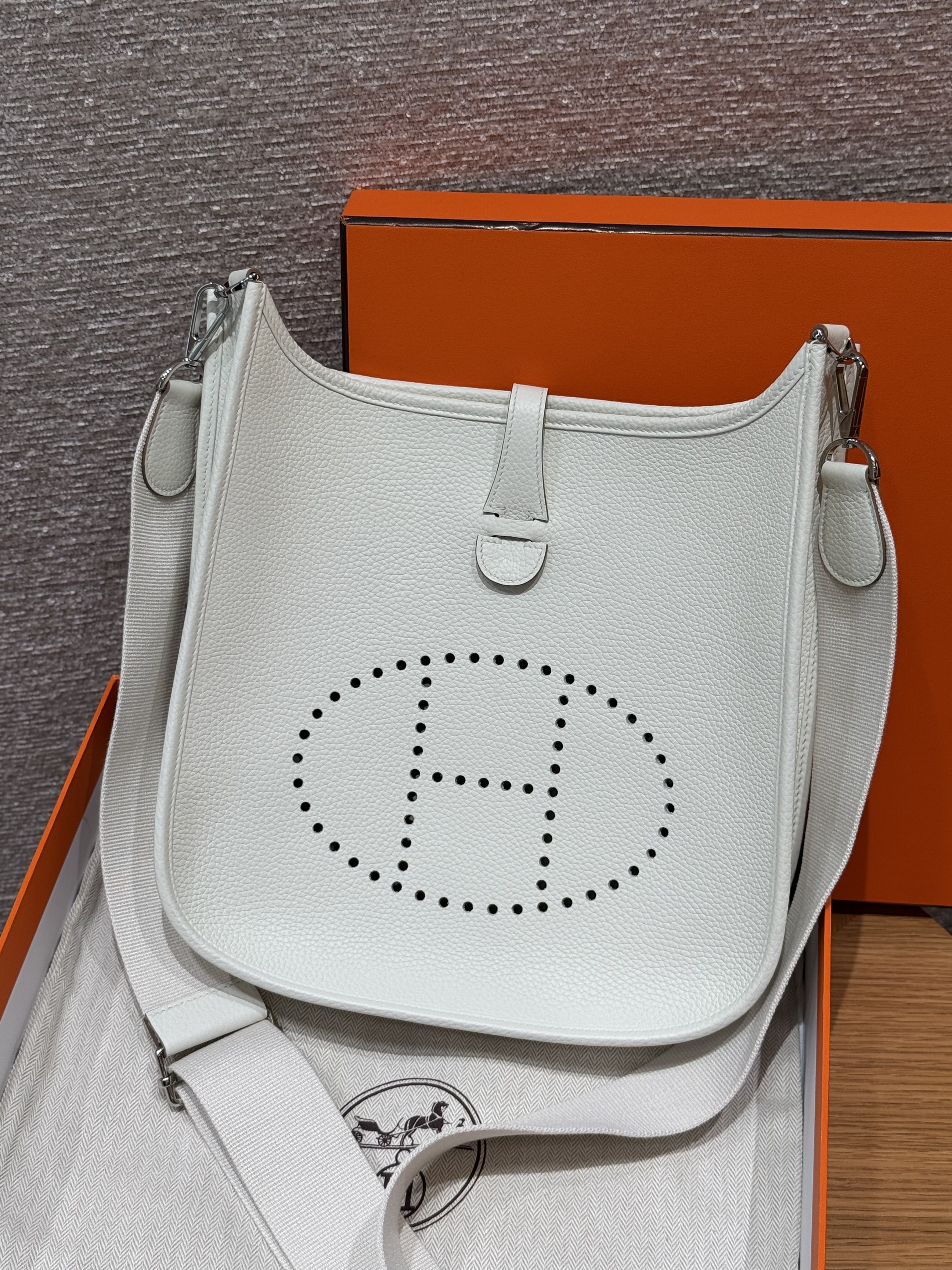 에르메스 Hermes Evelyne 29cm clemence 0T Mushroom/silver