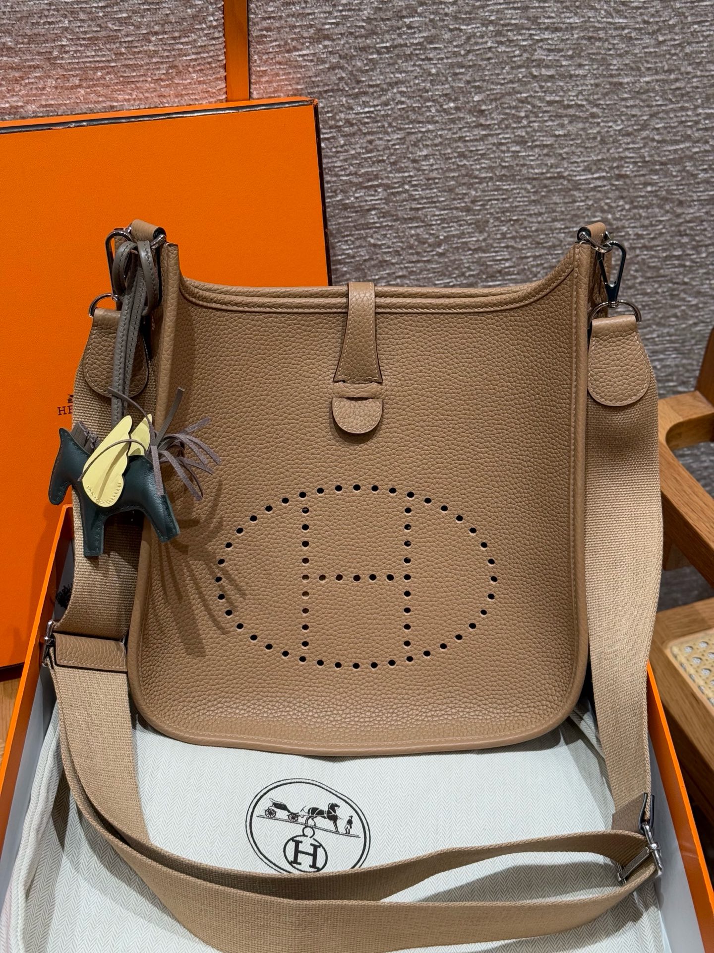 에르메스 Hermes Evelyne 29cm clemence OM Chai/silver