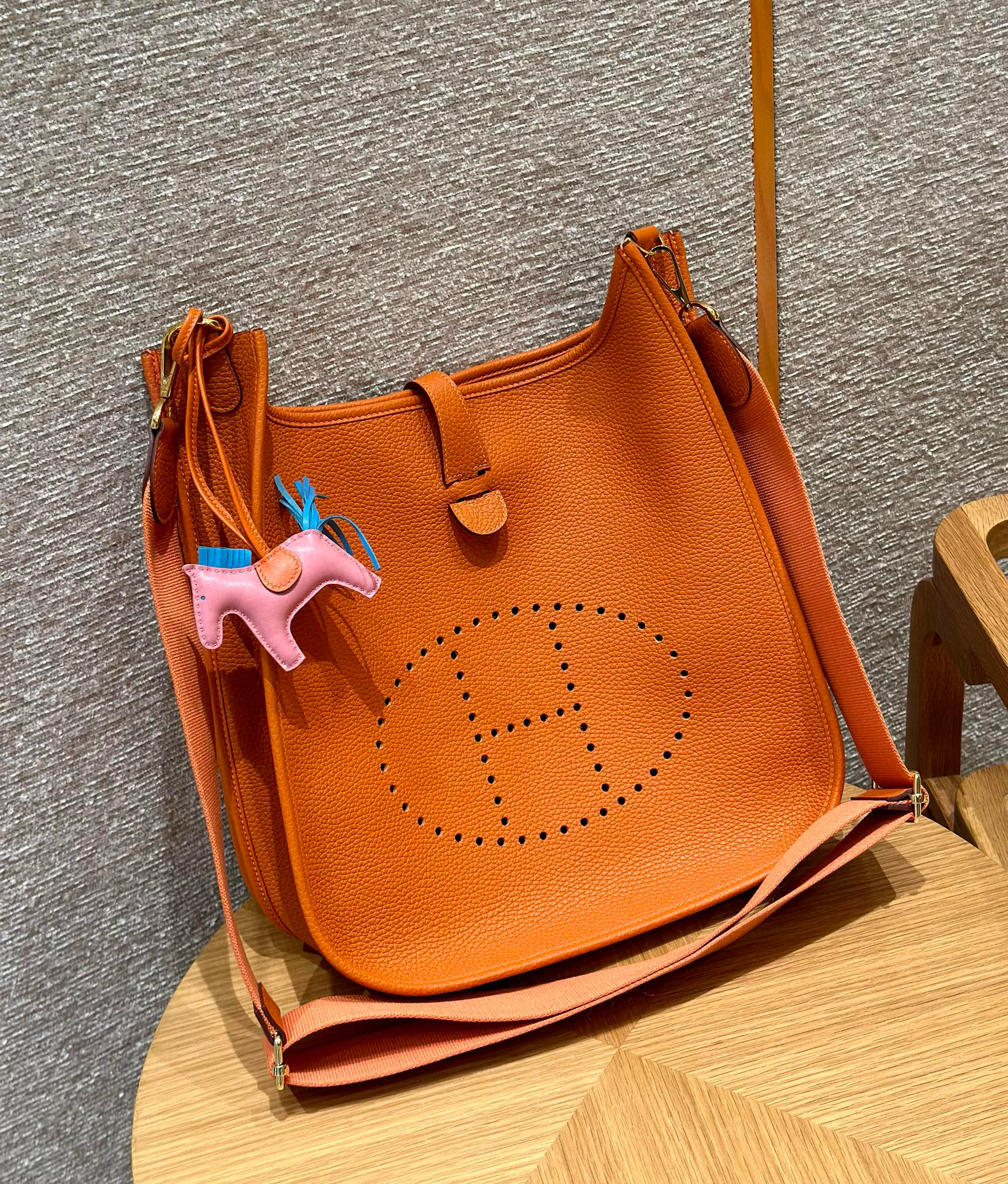 에르메스 Hermes Evelyne 33cm clemence 93 Orange/gold