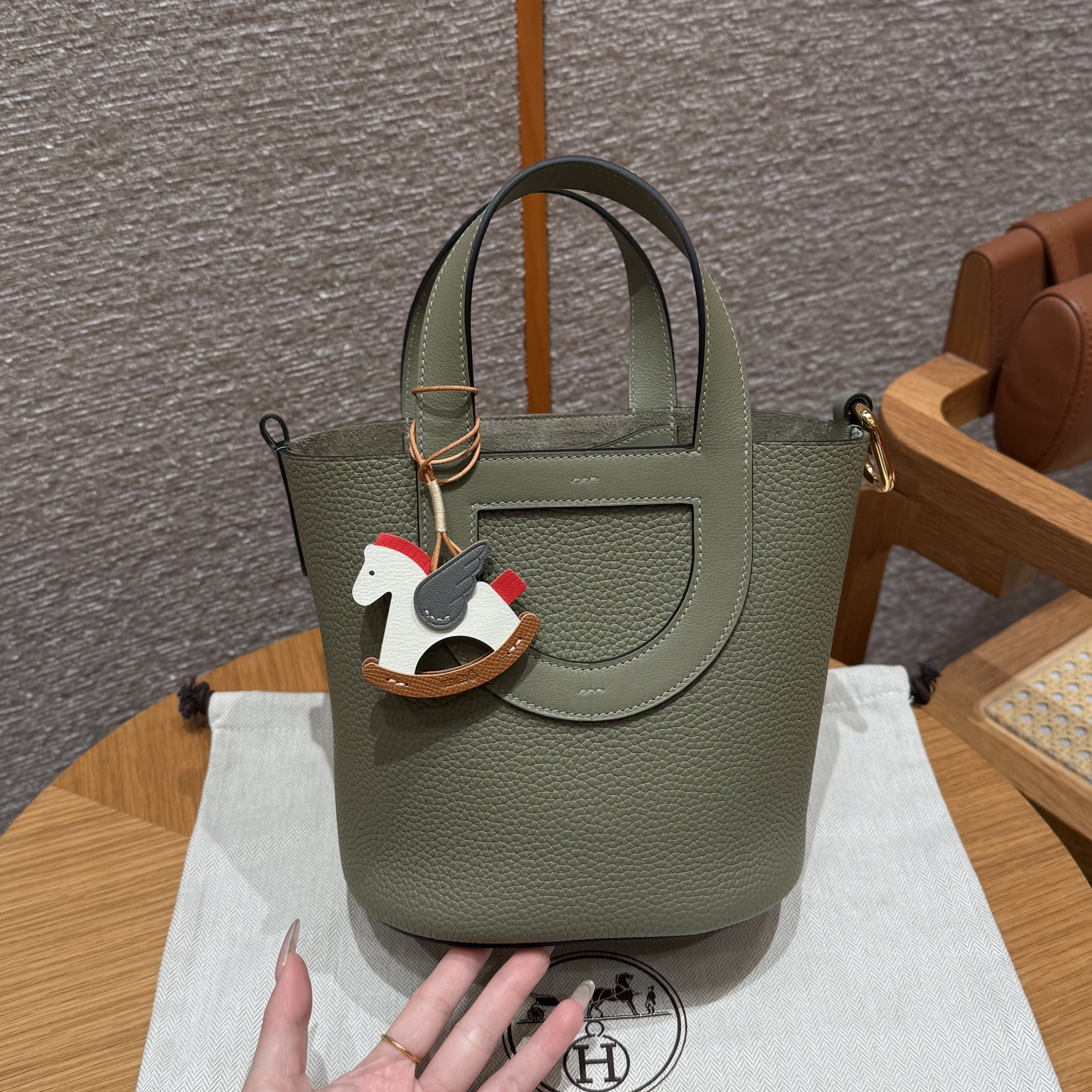 에르메스 Hermes in the loop 18cm Clemence Q1 Sauge/gold