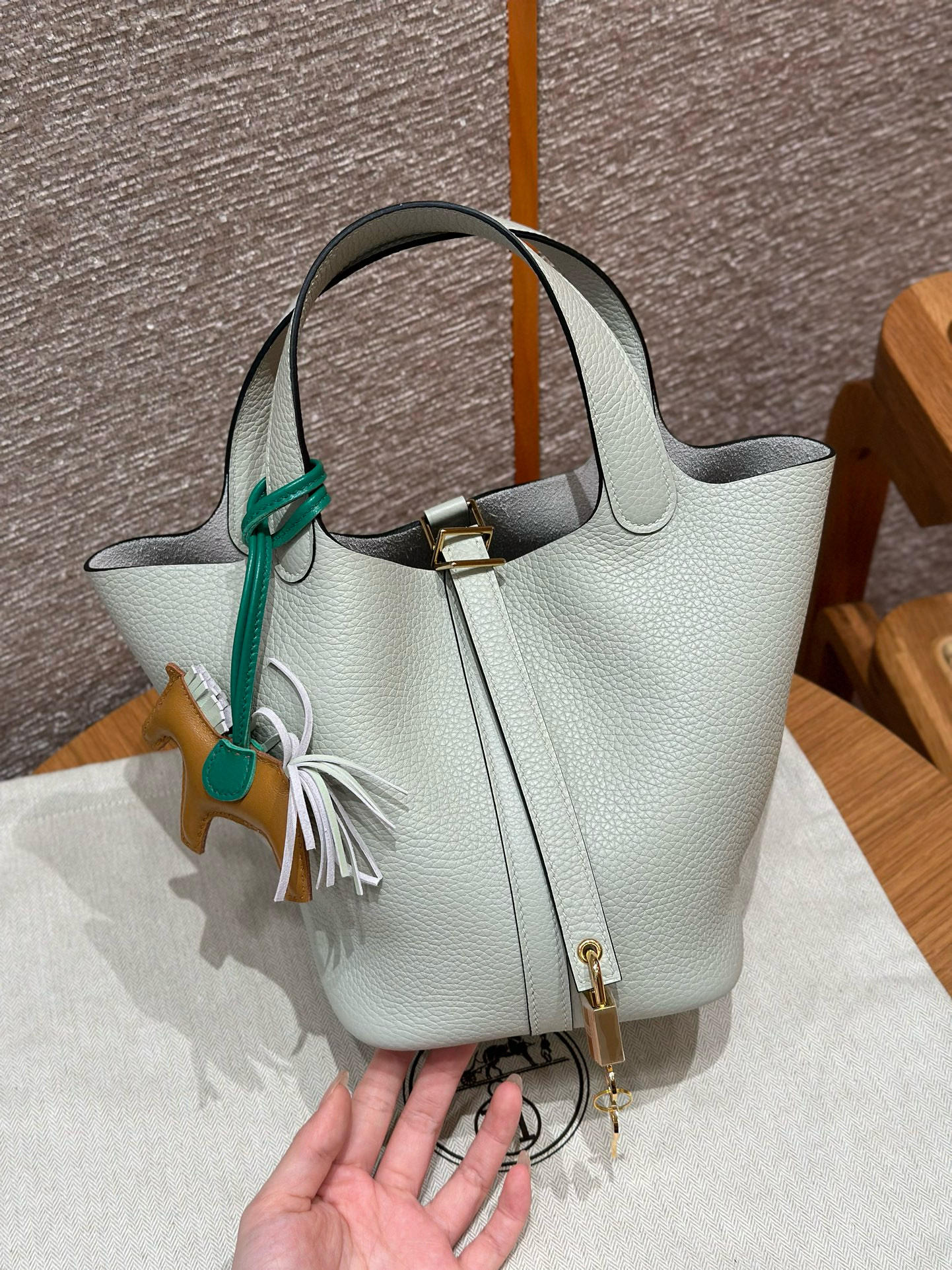 에르메스 Hermes Picotin lock 18cm clemence 0W Gris neve/gold