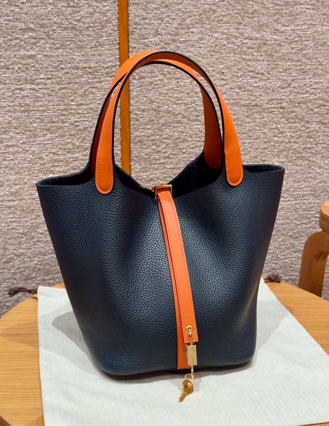 에르메스 Hermes Picotin lock 22cm clemence and Swift 2Z Blue nuit and 93 Orange/gold