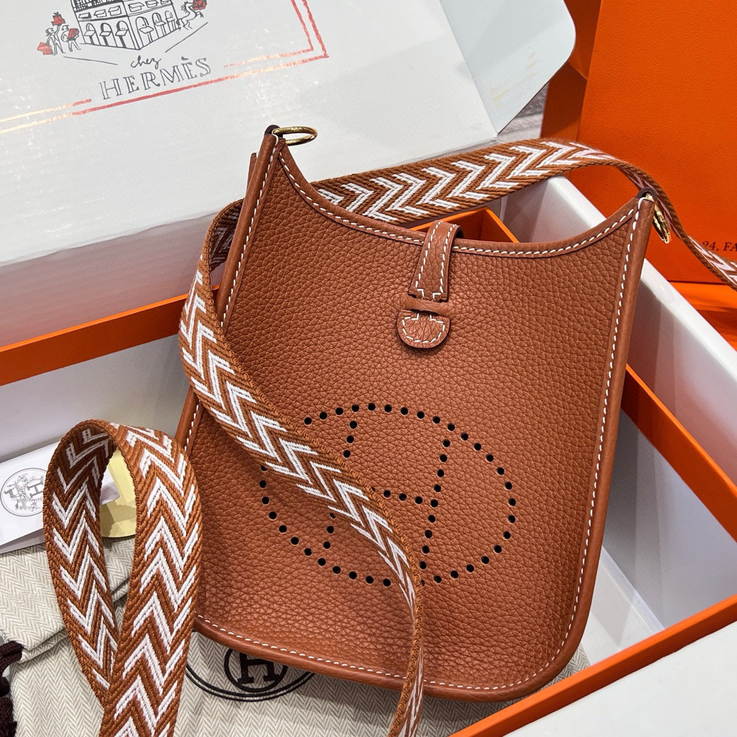 에르메스 Hermes Evelyne 16cm TC 37 Gold/gold