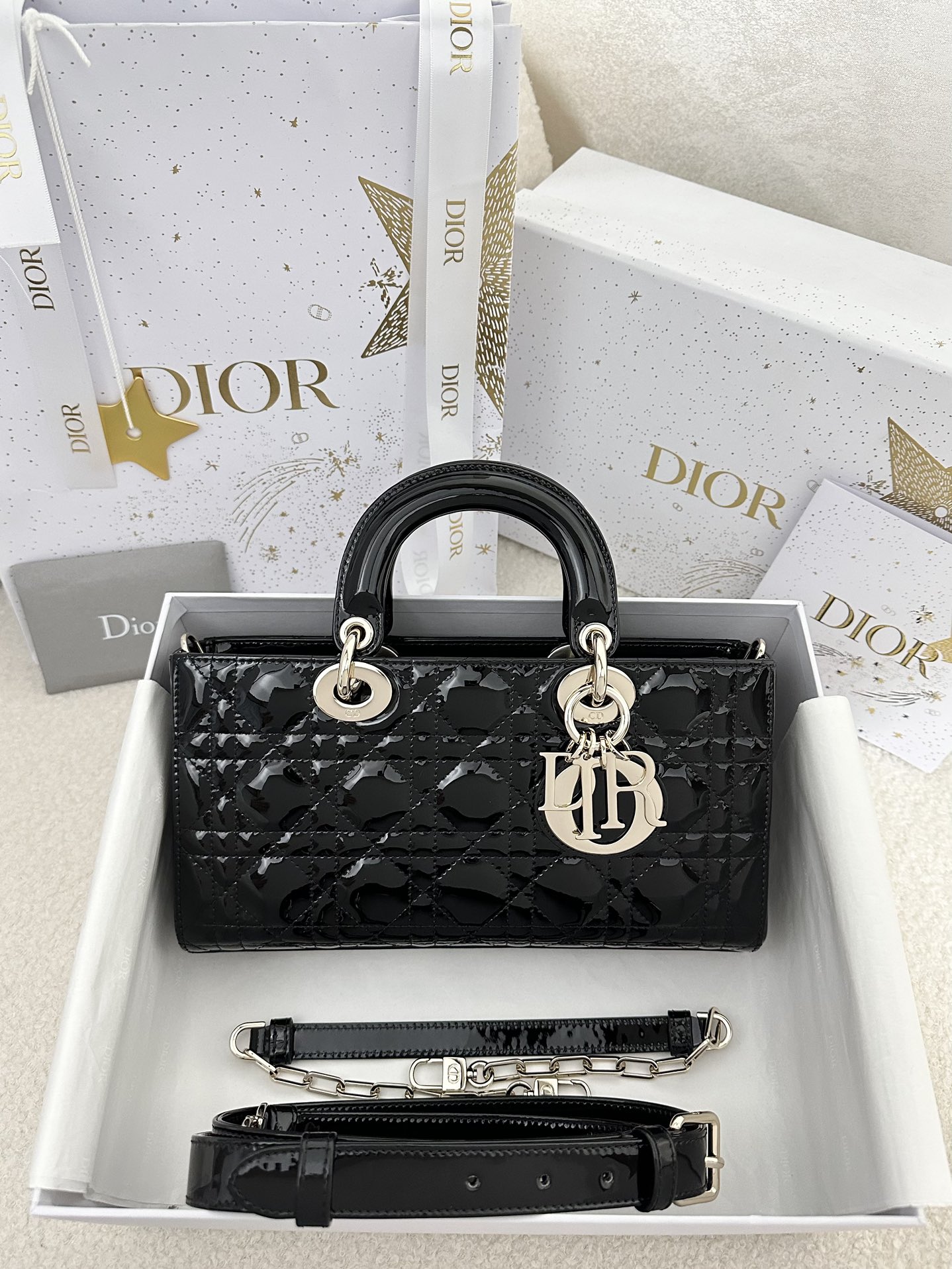 디올 Dior Lady D-Joy bag 미디엄  26cm  M0540O