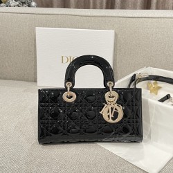 디올 Dior Lady D-Joy bag 미디엄  26cm  M0540O