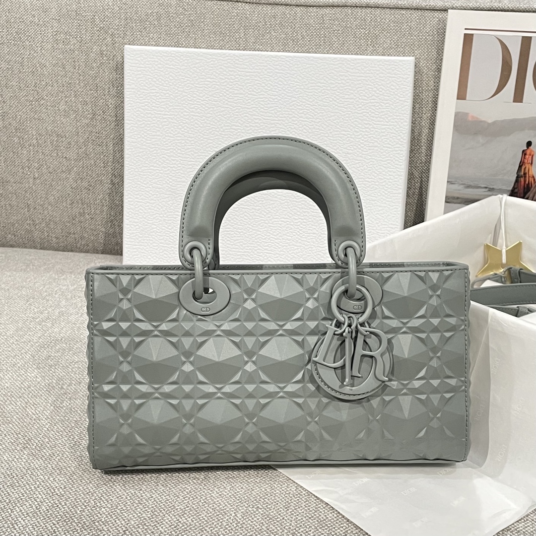 디올 Dior Lady D-Joy bag 미디엄 26cm M0540O