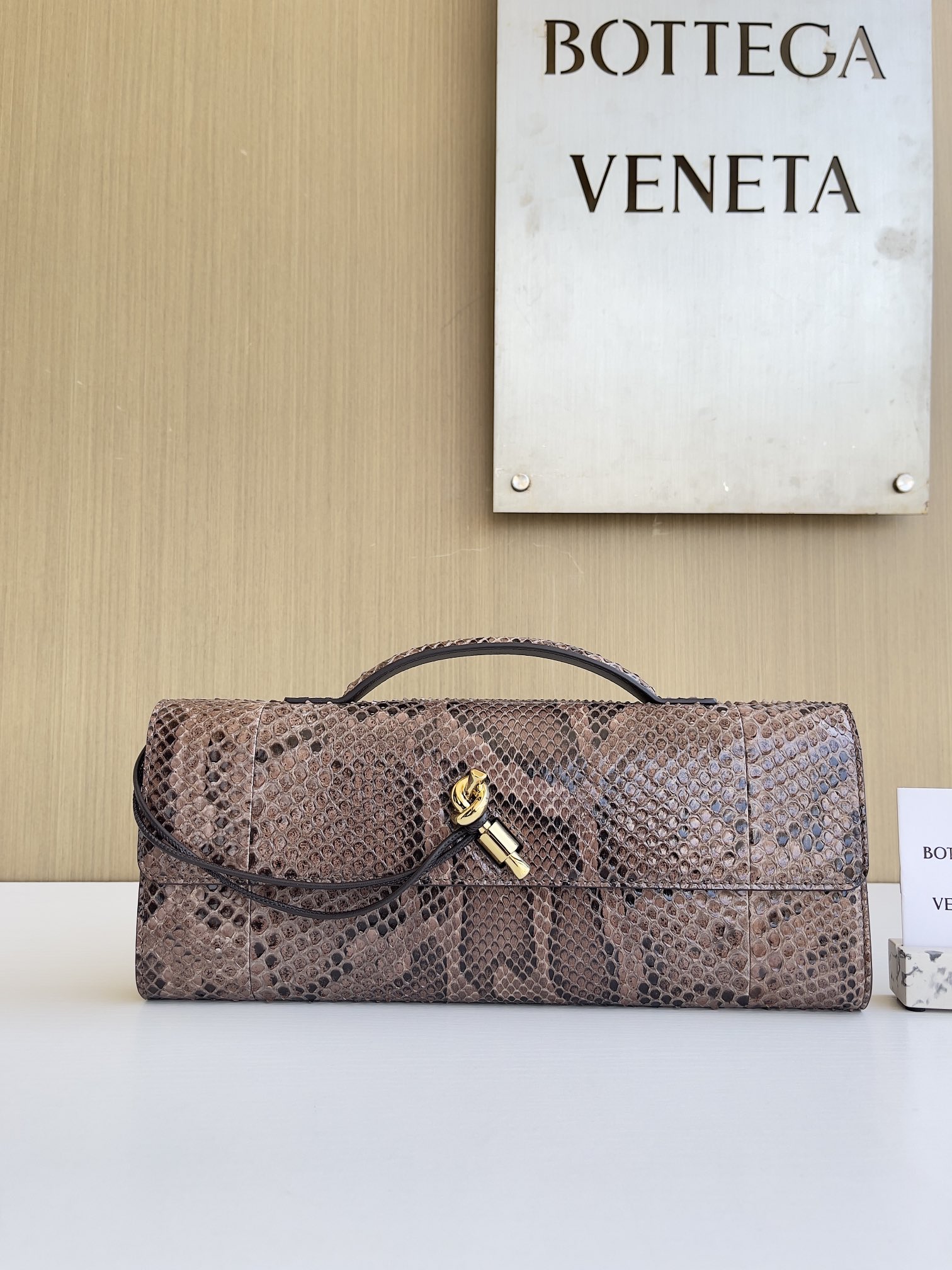 보테가 베네타 Bottega Veneta 794945 Andiamo Clutch 31cm