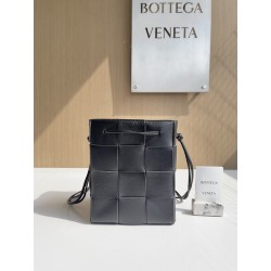 보테가베네타 Bottega Veneta 680218 Leather Cassette Bucket Bag 18cm