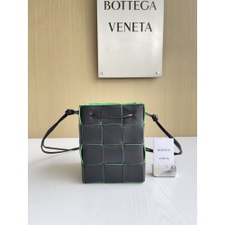 보테가베네타 Bottega Veneta 680218 Leather Cassette Bucket Bag 18cm