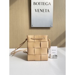 보테가베네타 Bottega Veneta 680218 Leather Cassette Bucket Bag 18cm
