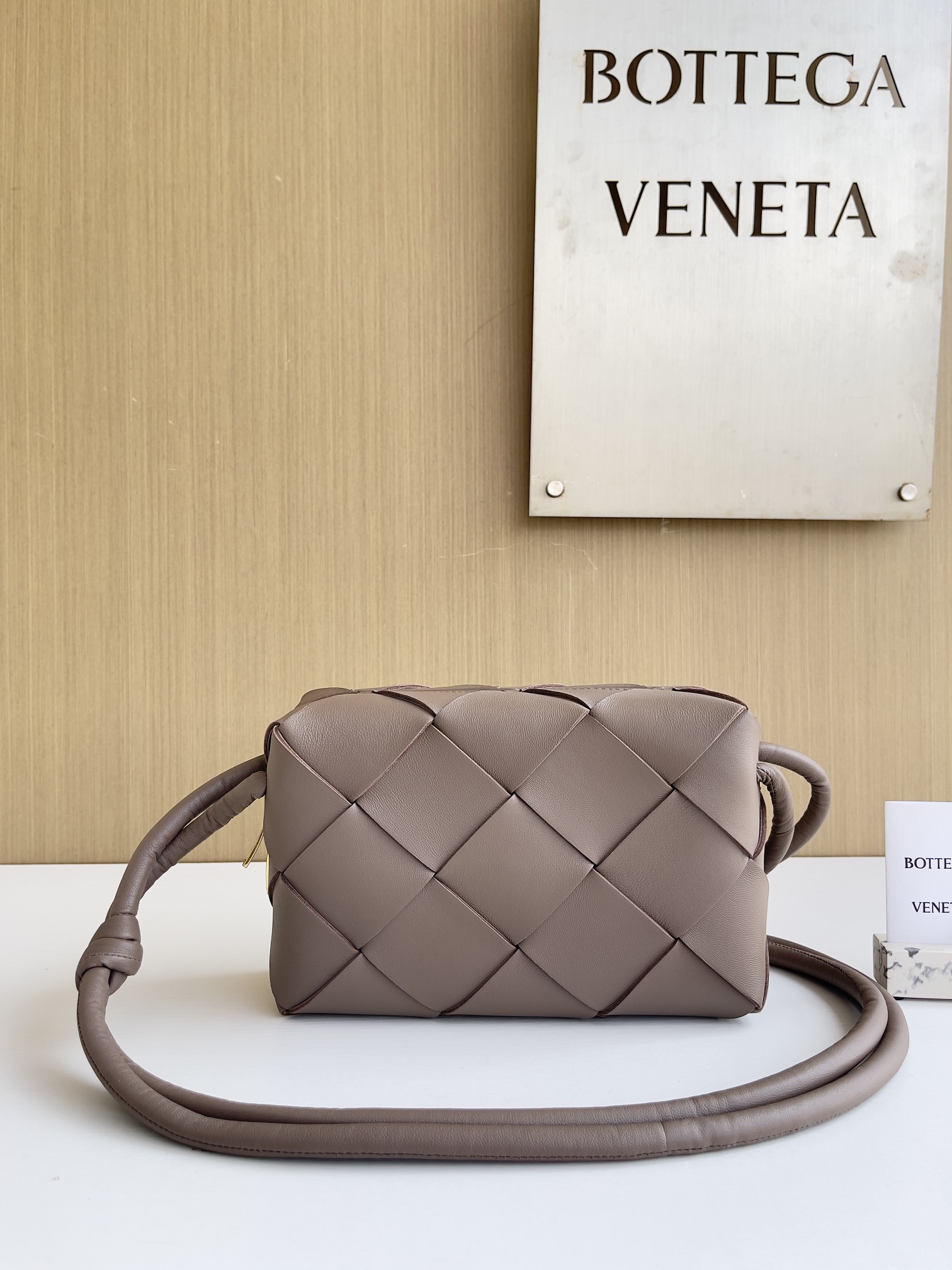보테가베네타 Bottega Veneta 709417 Cassette Camera Bag 21cm