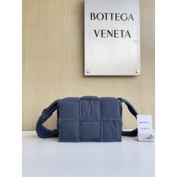보테가베네타 Bottega Veneta 795675 Padded Tech Cassette 23CM