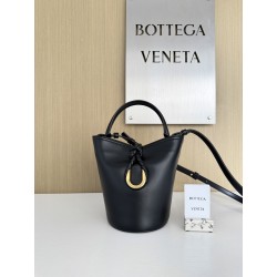 보테가 베네타 Bottega Veneta 815244 Small Liberta Bucket 22CM