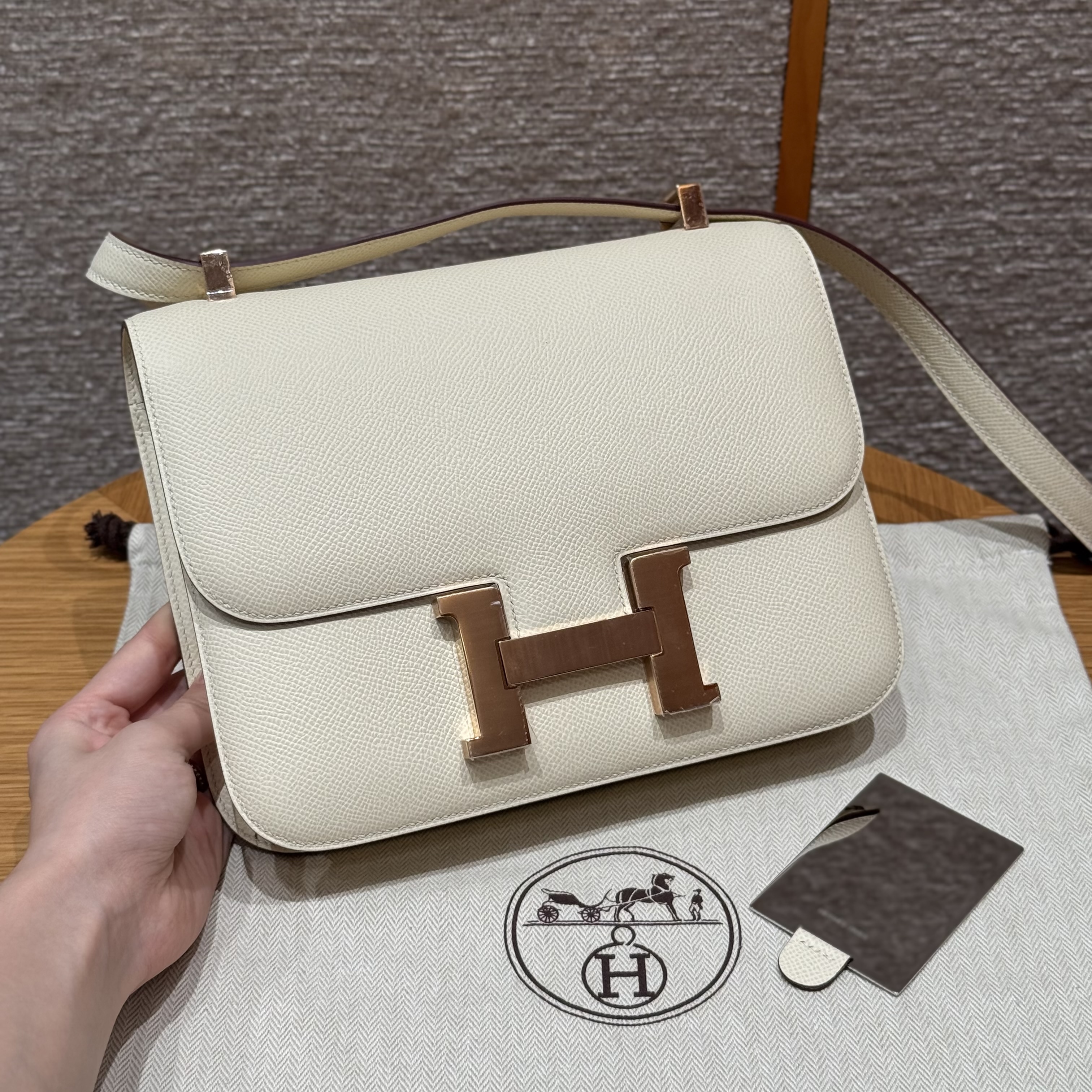 에르메스 Hermes Constance with mirror 24cm Epsom i2 Nana/Rose gold