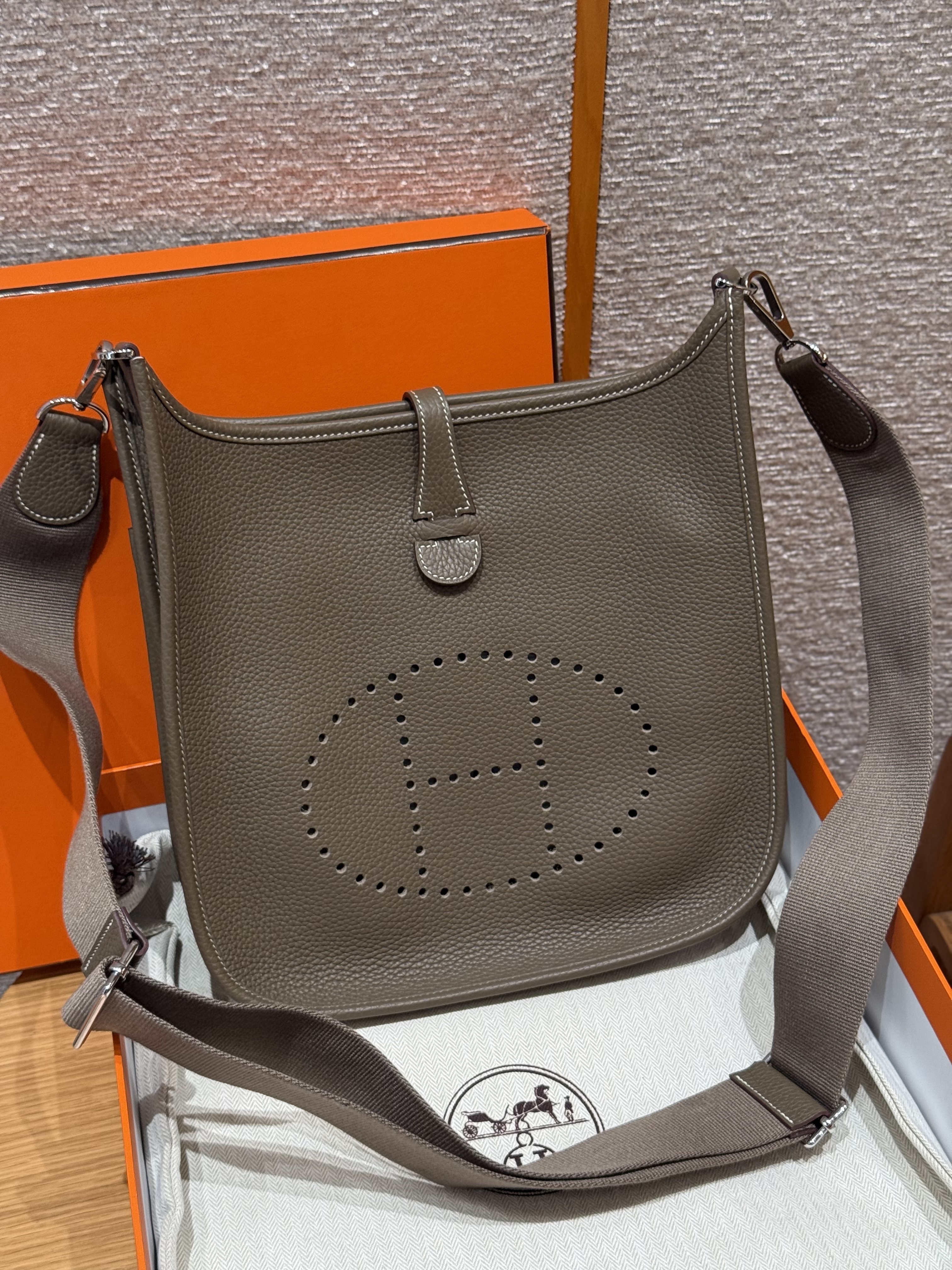에르메스 Hermes Evelyne 29cm clemence 18 Etoupe/silver