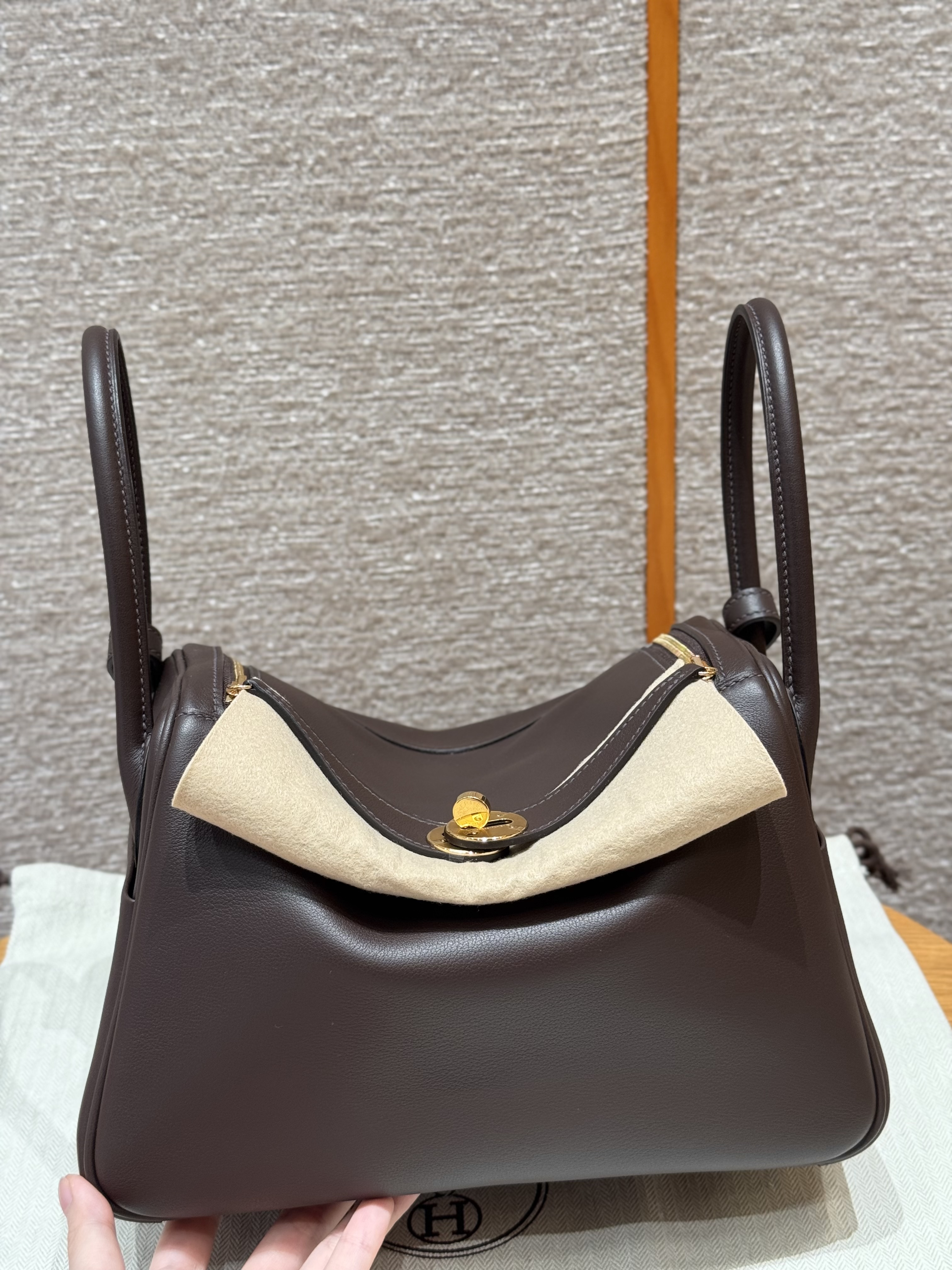 에르메스 Hermes Lindy 26cm Swift 44 Moka and 75 Blue Jean/gold