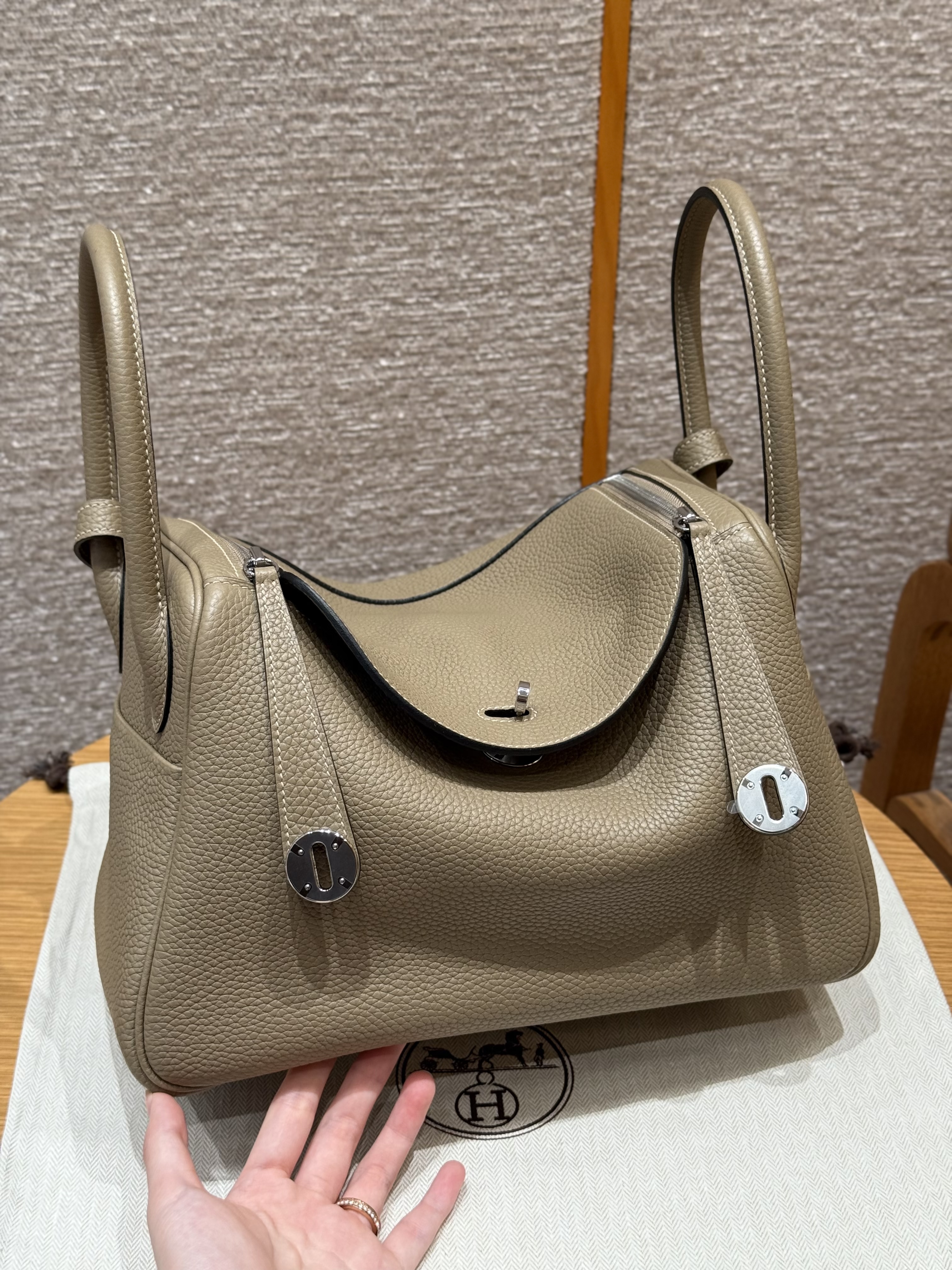 에르메스 Hermes Lindy 30cm Clemence 8Q Beige Marfa/silver