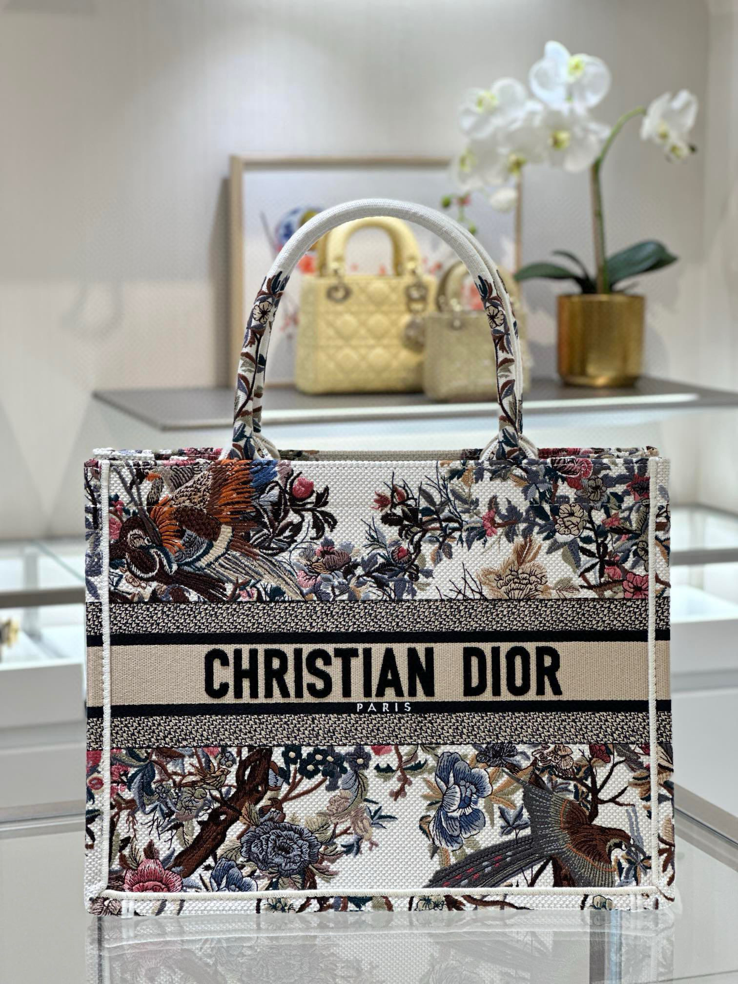 디올 Dior Medium Dior Book Tote White 36.5cm