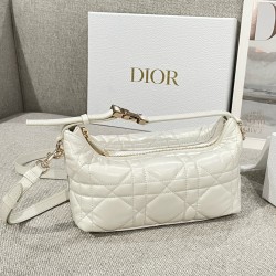 디올 Dior Medium DiorTravel Nomad Pouch White 22cm