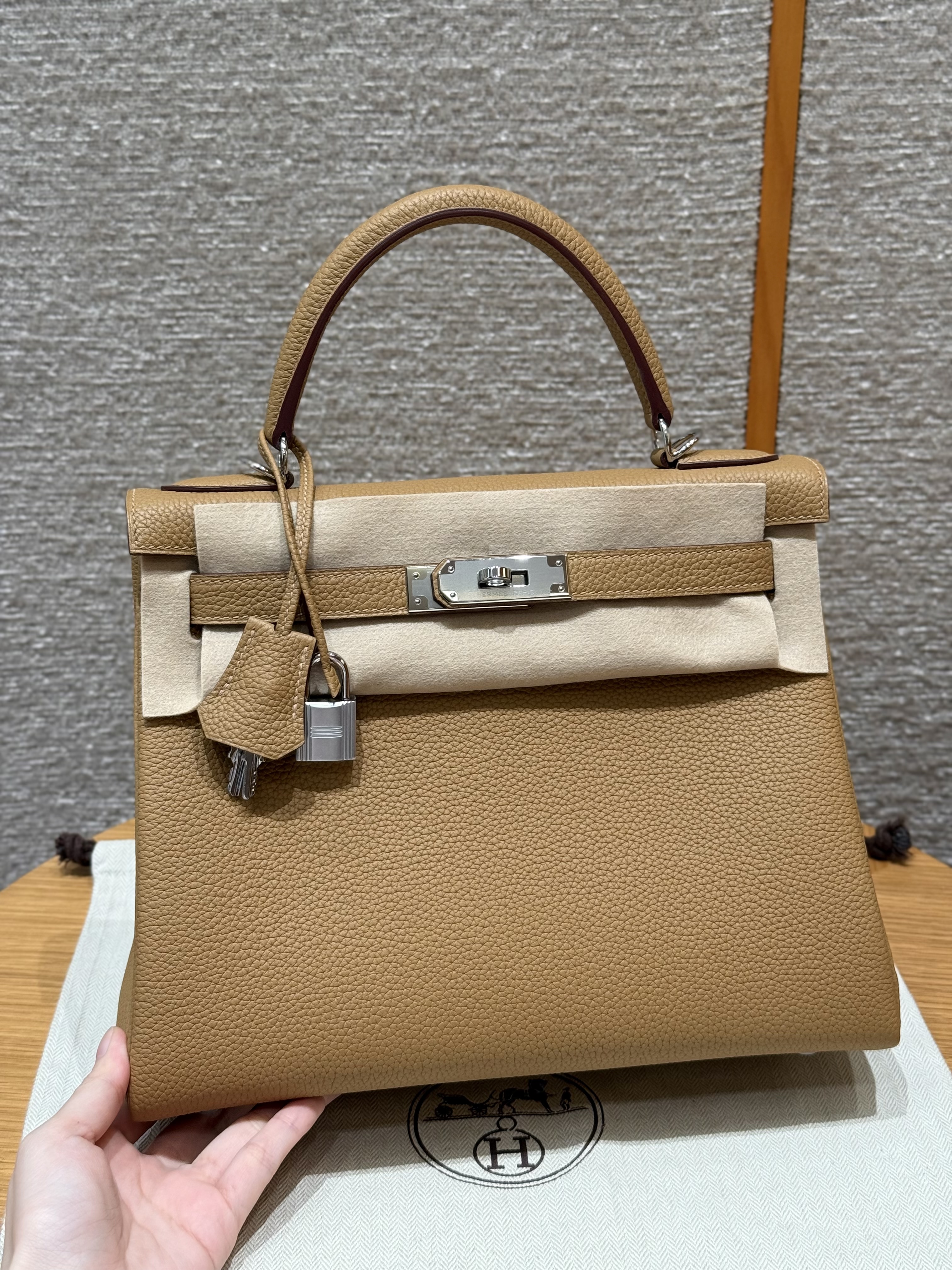에르메스 Hermes Kelly 28cm Togo 4B Biscuit/silver