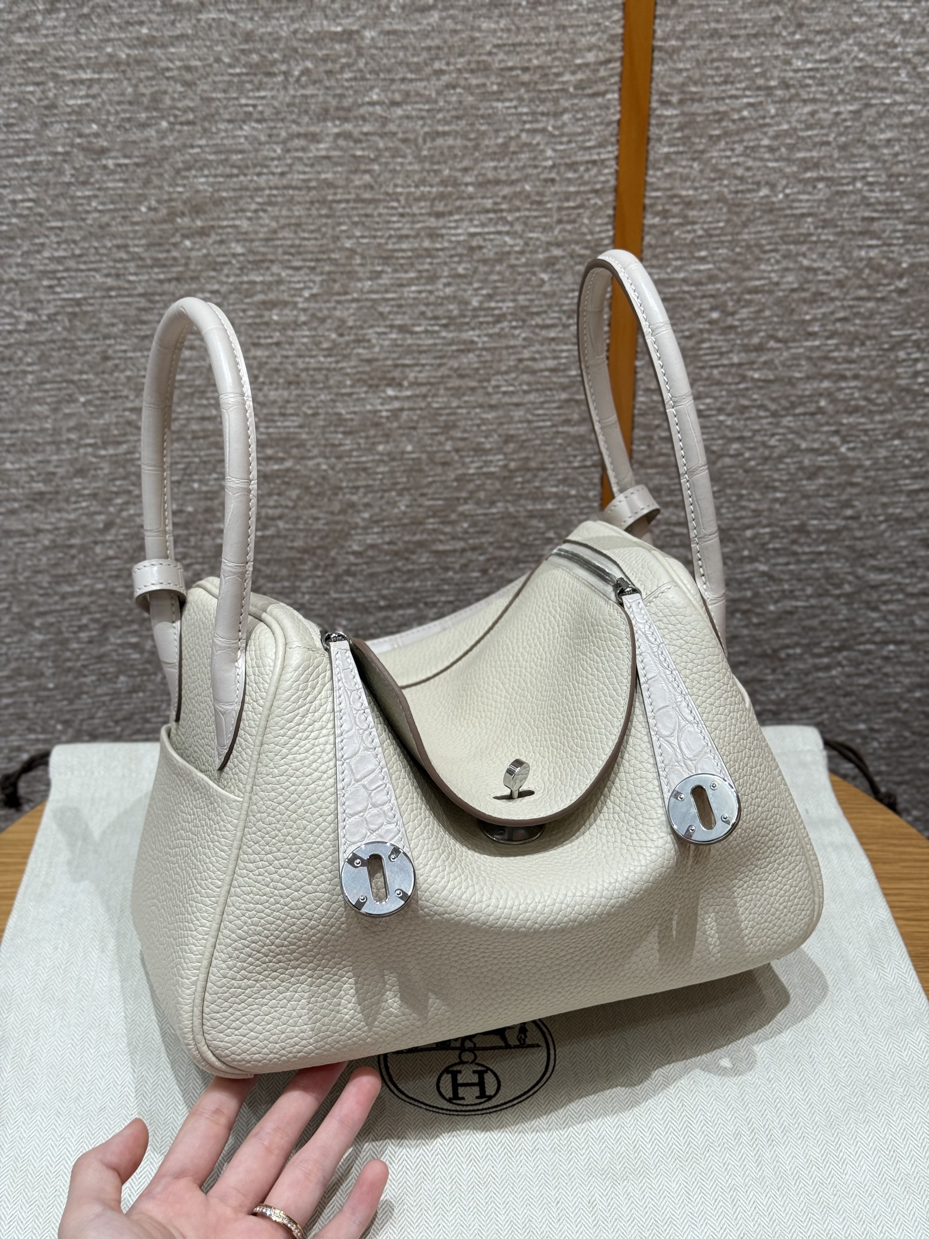 에르메스 Hermes Lindy Touch 26cm Clemence and Matte Alligator 8L Beton/silver