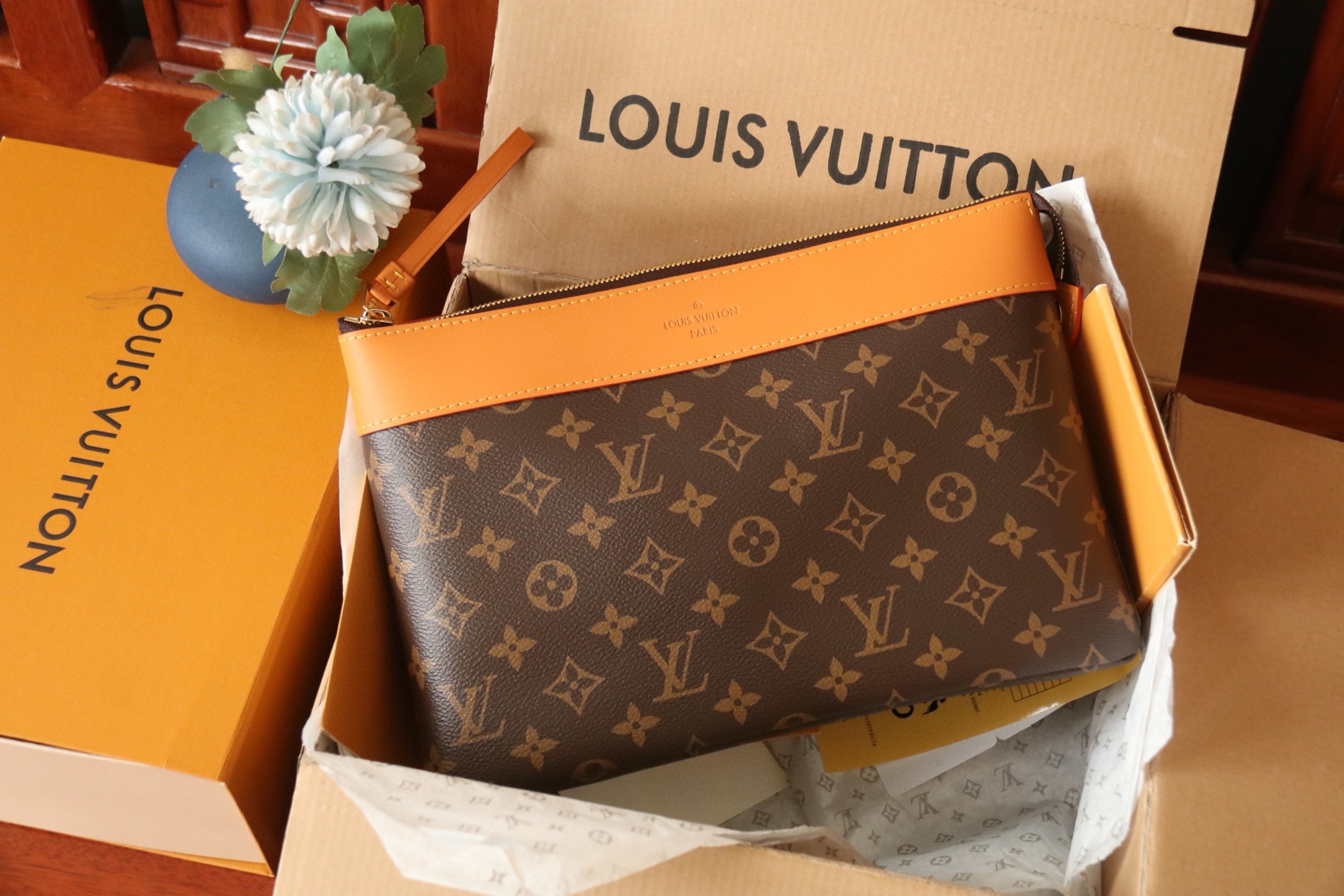 루이비통 Louis Vuitton M14057 Pochette Voyage Souple Monogram Gold 30cm