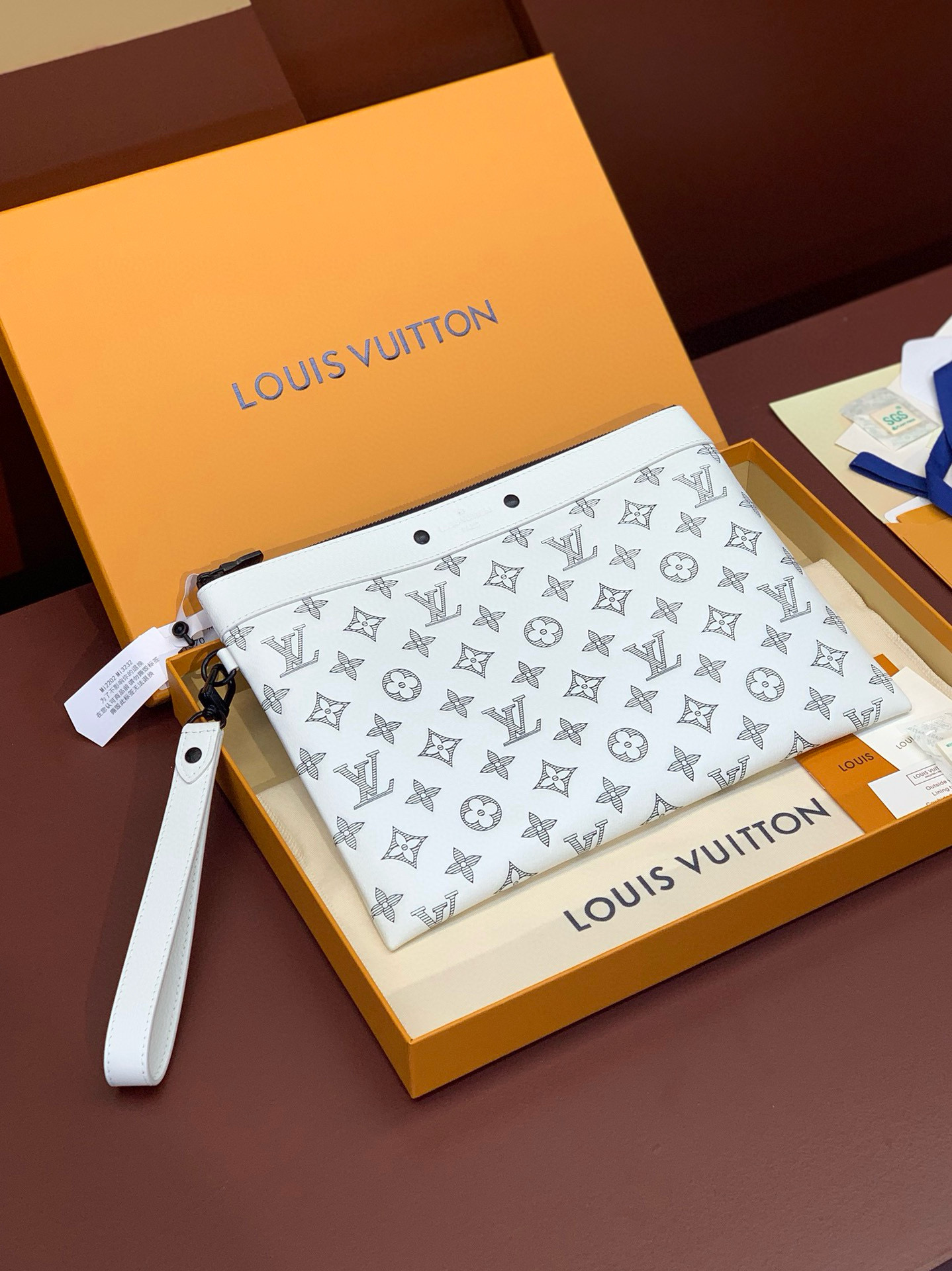 루이비통 Louis Vuitton M81570 Pochette To Go White 30cm