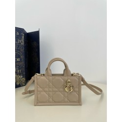 디올 Dior Mini Dior Book Tote Apricot 21.5cm
