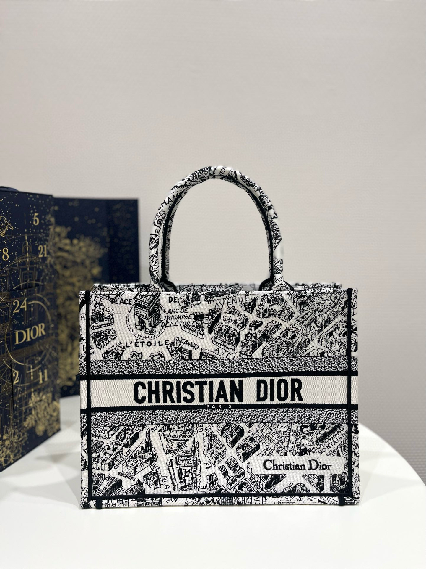 디올 Dior Medium Dior Book Tote Black and White Plan de Paris Embroidery 36.5cm