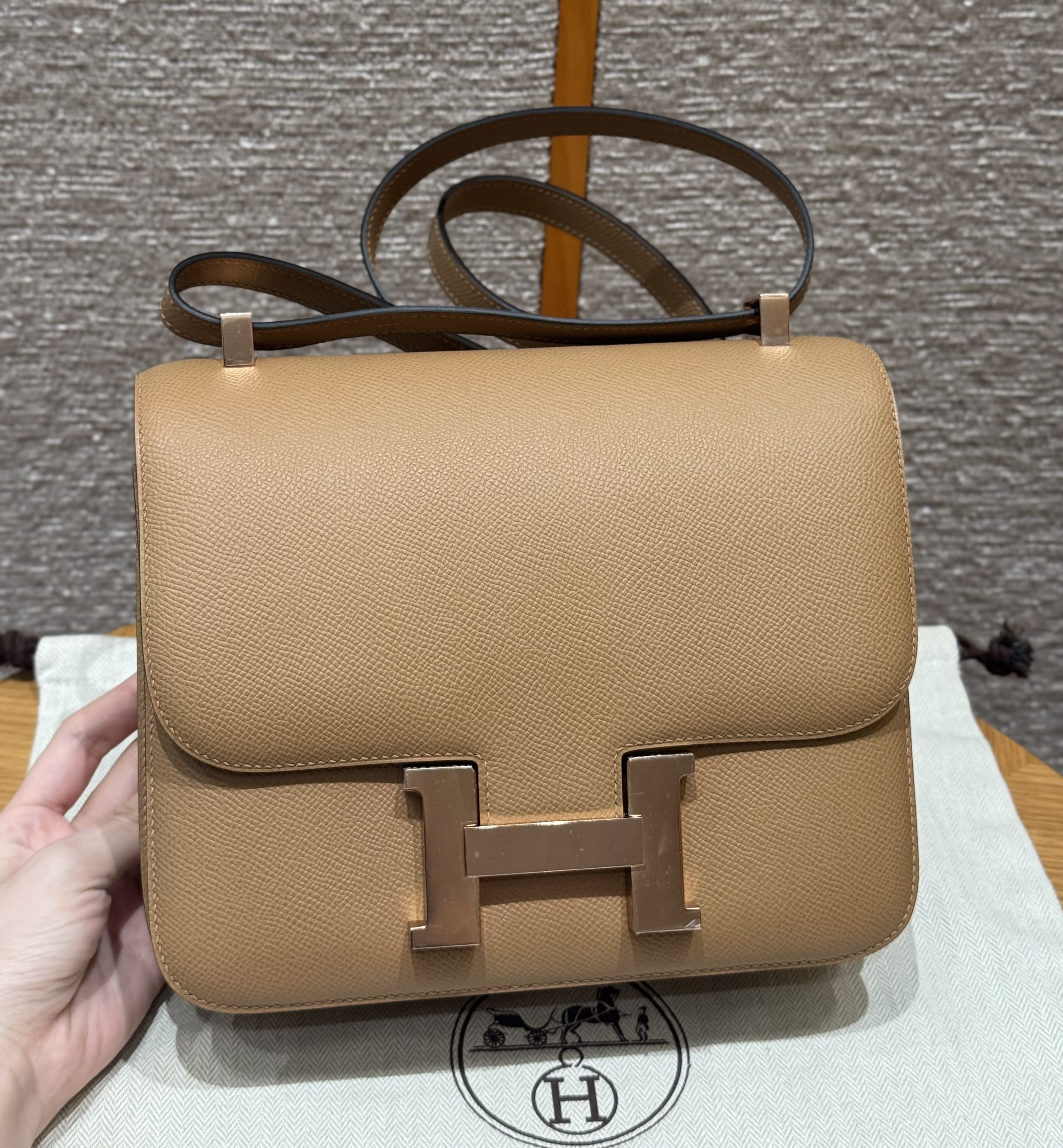 에르메스 Hermes Constance 24cm Epsom 0M Chai/Rose gold