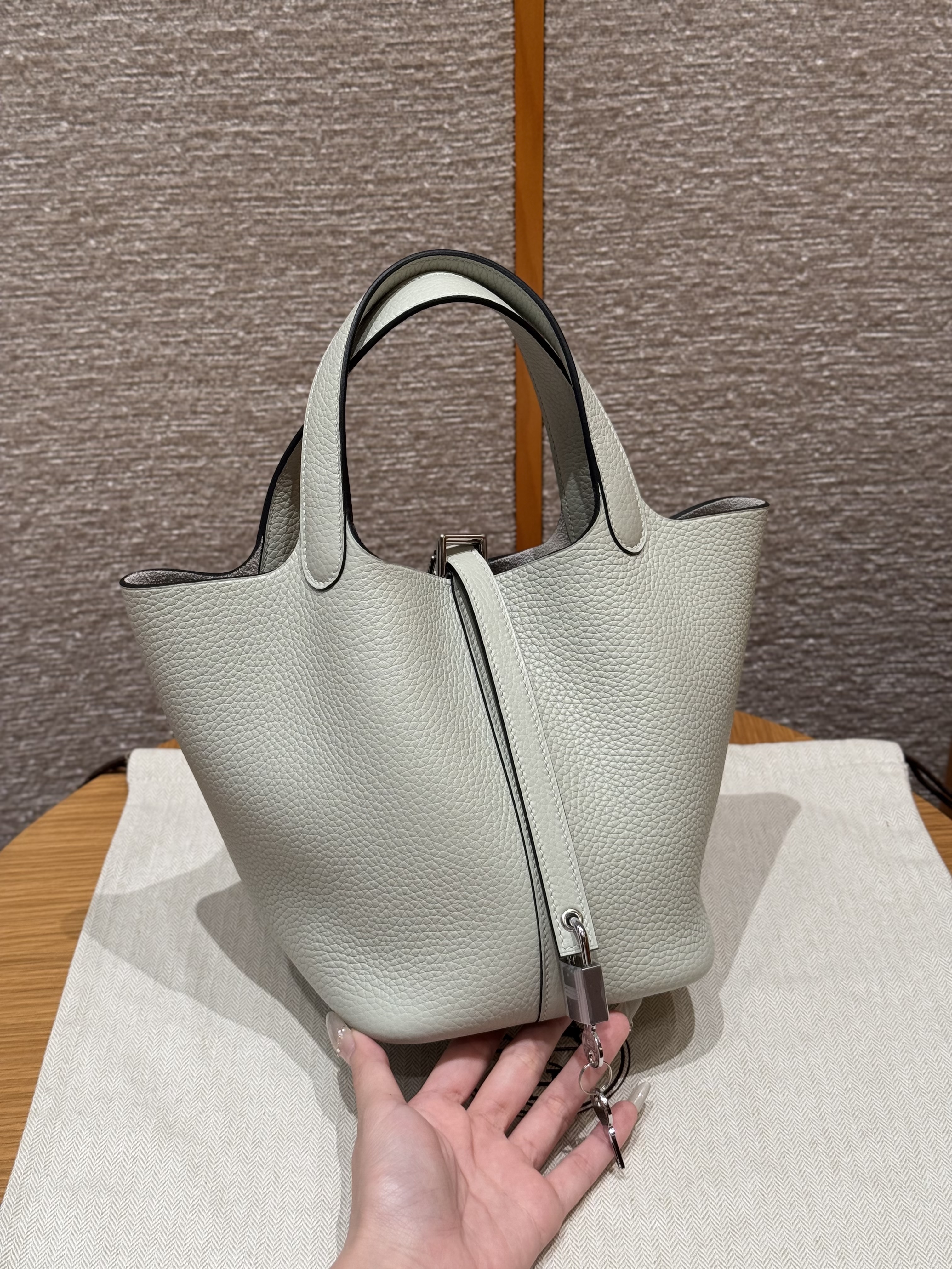 에르메스 Hermes Picotin lock 18cm clemence 0W Gris Neve/silver
