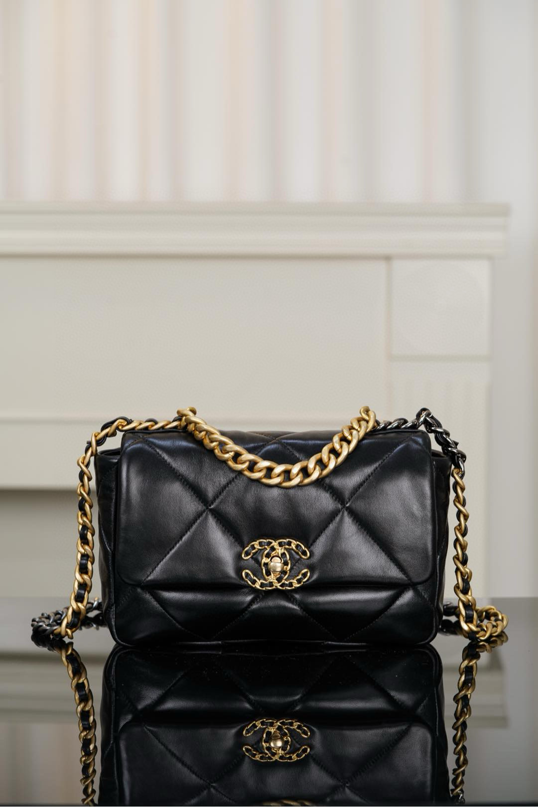 샤넬 Chanel 19 Handbag AS1160 Black gold 26cm