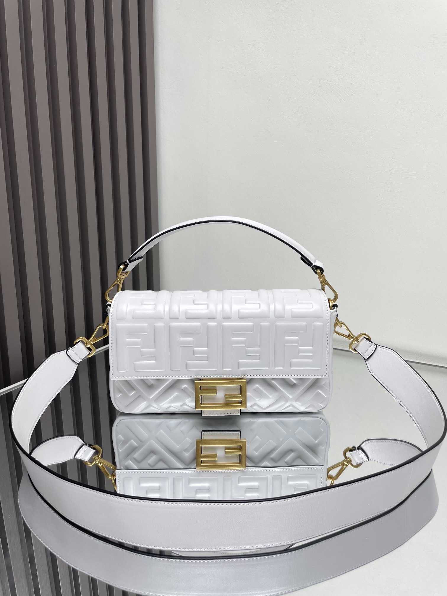 펜디 FENDI 8BR600 Medium Baguette Bag Nappa Leather White 26CM