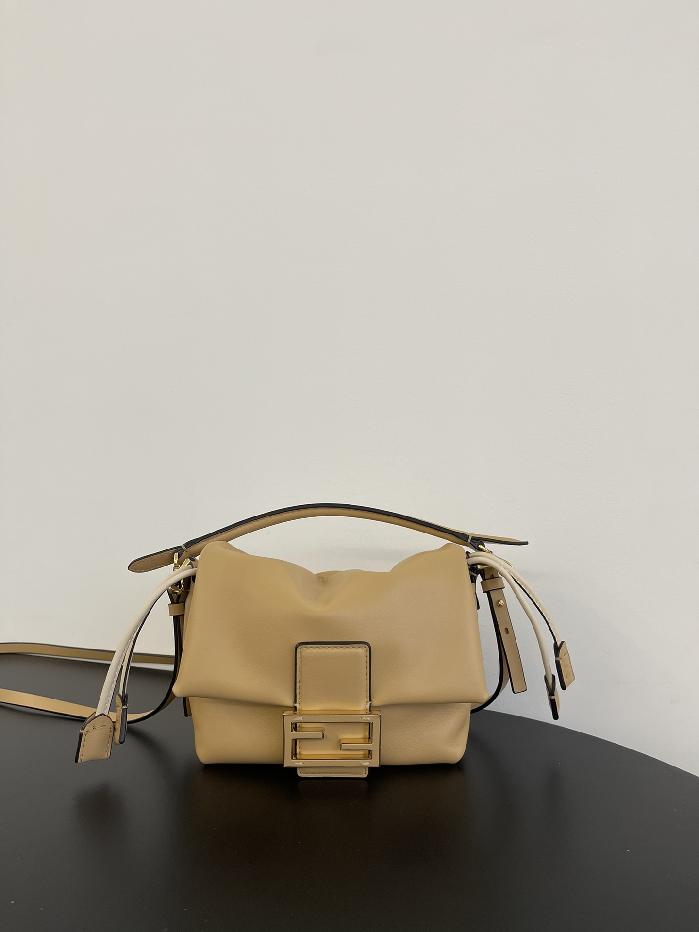 펜디 FENDI 8BS105 Mamma Baguette Nappa Leather Mini Bag Light Pink 16CM